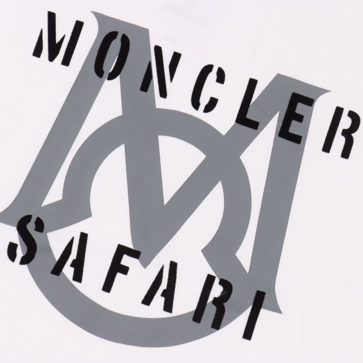 Moncler 24ss flocked letter logo printed short sleevesUsing 32S double yarn plain weave with 32S double yarn 1×1 thread, 260g weight, thread dyed with no color difference, using imported mercerized yarn dyed embroidery yarn, the printing design is relatively fine, after multiple adjustments, the printing is flawless and does not eat the fabric, the double-layer stitching on the back collar is firm and tight, the double chain stitching on the shoulders, the hem is tight, the fabric is full of drape, the letter embroidery is added, the heavy process creates a high-end texture, the whole body of the garment reveals a delicate sense of luxury, full of many prints and colorful colors with pop culture as the theme, customized accessories three labels
