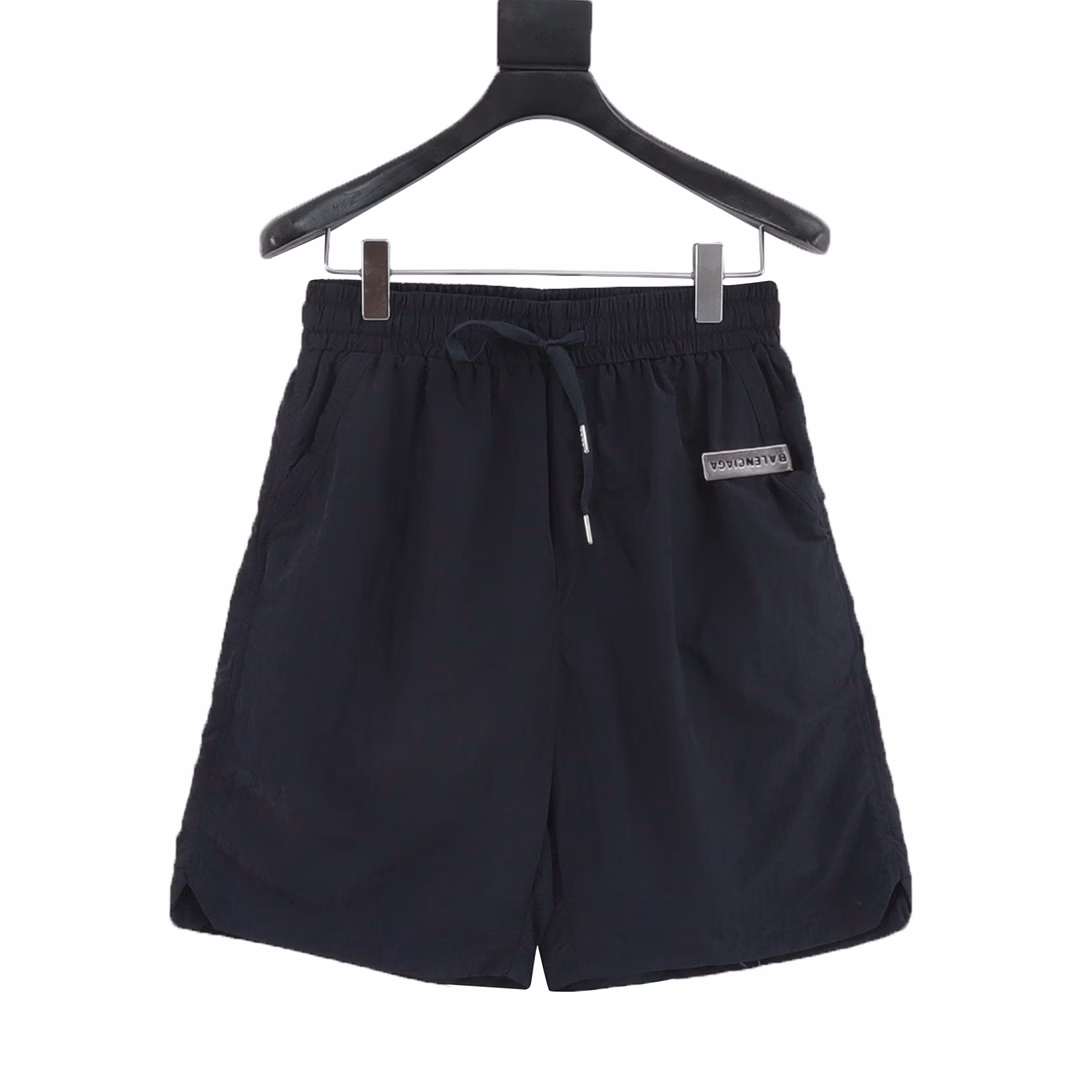 Balenciaga Woven Logo Letter Print ShortsThe fabric is made of custom beach woven fabric, which is dyed and then etched. It is treated with silky and ultra-soft treatment compared with the original. The texture of the fabric is clear and obvious, and the drape is excellent. The workmanship is exquisite and meets the export standards of foreign trade. There are 4.5 stitches per centimeter, and each seam is pressed with visible lines. The lines are neat and standard like a ruler. The woven cotton ribbon is tightly woven and soft to the touch. The embroidery process uses the Behringer embroidery machine to make the embroidery color fuller and the embroidery more three-dimensional. The pattern has a good effect on the body. It is the same style for men and women, simple and versatile. It is a heavy-duty item for purchasing, and you can compare any quality on the market at will!