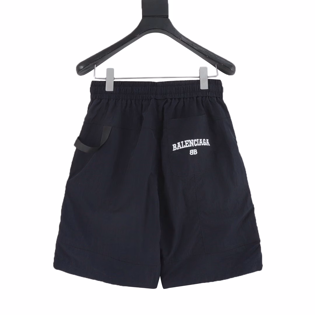 Balenciaga Woven Logo Letter Print ShortsThe fabric is made of custom beach woven fabric, which is dyed and then etched. It is treated with silky and ultra-soft treatment compared with the original. The texture of the fabric is clear and obvious, and the drape is excellent. The workmanship is exquisite and meets the export standards of foreign trade. There are 4.5 stitches per centimeter, and each seam is pressed with visible lines. The lines are neat and standard like a ruler. The woven cotton ribbon is tightly woven and soft to the touch. The embroidery process uses the Behringer embroidery machine to make the embroidery color fuller and the embroidery more three-dimensional. The pattern has a good effect on the body. It is the same style for men and women, simple and versatile. It is a heavy-duty item for purchasing, and you can compare any quality on the market at will!