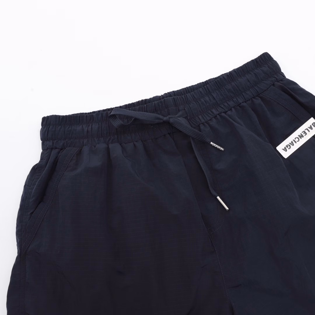 Balenciaga Woven Logo Letter Print ShortsThe fabric is made of custom beach woven fabric, which is dyed and then etched. It is treated with silky and ultra-soft treatment compared with the original. The texture of the fabric is clear and obvious, and the drape is excellent. The workmanship is exquisite and meets the export standards of foreign trade. There are 4.5 stitches per centimeter, and each seam is pressed with visible lines. The lines are neat and standard like a ruler. The woven cotton ribbon is tightly woven and soft to the touch. The embroidery process uses the Behringer embroidery machine to make the embroidery color fuller and the embroidery more three-dimensional. The pattern has a good effect on the body. It is the same style for men and women, simple and versatile. It is a heavy-duty item for purchasing, and you can compare any quality on the market at will!