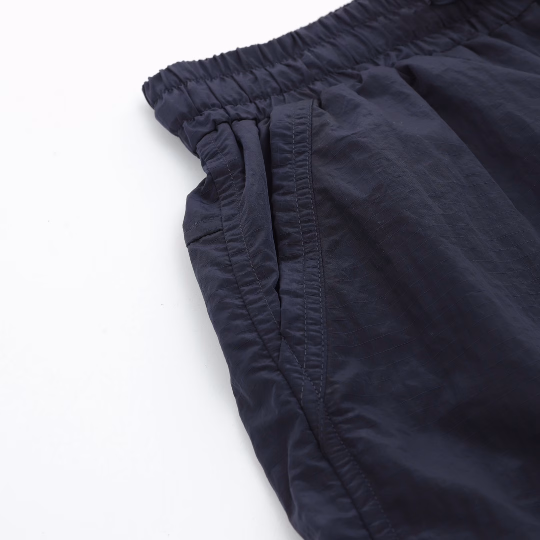 Balenciaga Woven Logo Letter Print ShortsThe fabric is made of custom beach woven fabric, which is dyed and then etched. It is treated with silky and ultra-soft treatment compared with the original. The texture of the fabric is clear and obvious, and the drape is excellent. The workmanship is exquisite and meets the export standards of foreign trade. There are 4.5 stitches per centimeter, and each seam is pressed with visible lines. The lines are neat and standard like a ruler. The woven cotton ribbon is tightly woven and soft to the touch. The embroidery process uses the Behringer embroidery machine to make the embroidery color fuller and the embroidery more three-dimensional. The pattern has a good effect on the body. It is the same style for men and women, simple and versatile. It is a heavy-duty item for purchasing, and you can compare any quality on the market at will!