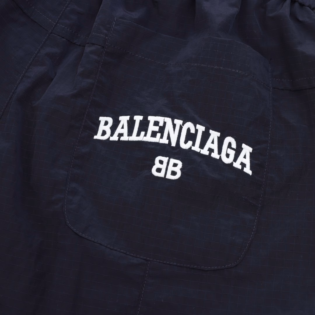 Balenciaga Woven Logo Letter Print ShortsThe fabric is made of custom beach woven fabric, which is dyed and then etched. It is treated with silky and ultra-soft treatment compared with the original. The texture of the fabric is clear and obvious, and the drape is excellent. The workmanship is exquisite and meets the export standards of foreign trade. There are 4.5 stitches per centimeter, and each seam is pressed with visible lines. The lines are neat and standard like a ruler. The woven cotton ribbon is tightly woven and soft to the touch. The embroidery process uses the Behringer embroidery machine to make the embroidery color fuller and the embroidery more three-dimensional. The pattern has a good effect on the body. It is the same style for men and women, simple and versatile. It is a heavy-duty item for purchasing, and you can compare any quality on the market at will!