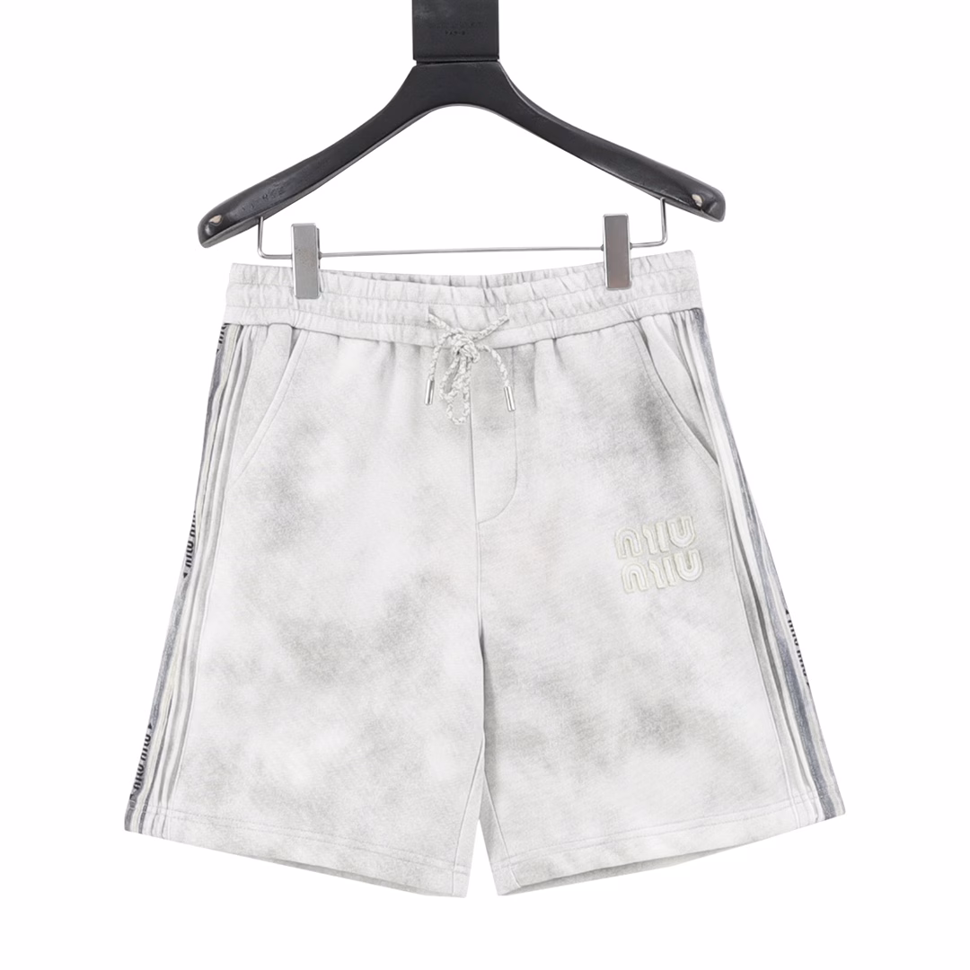 Miu Miu washed embroidered logo shortsThe fabric is made of 360g brushed fabric, which is etched after dyeing. It is treated with silky and ultra-soft treatment compared with the original. The texture of the fabric is clear and obvious, and the drape is excellent. The workmanship is exquisite and meets the export standards of foreign trade. There are 4.5 stitches per centimeter, and each seam is pressed with visible lines. The lines are neat and standard like a ruler. The woven cotton ribbon is tightly woven and soft to the touch. The embroidery process uses a Behringer embroidery machine to make the embroidery color fuller and the embroidery more three-dimensional. The pattern has a good effect on the body. It is the same style for men and women, simple and versatile. It is a heavy-duty item for purchasing, and you can compare any quality on the market at will!