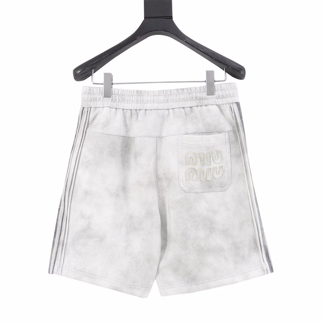 Miu Miu washed embroidered logo shortsThe fabric is made of 360g brushed fabric, which is etched after dyeing. It is treated with silky and ultra-soft treatment compared with the original. The texture of the fabric is clear and obvious, and the drape is excellent. The workmanship is exquisite and meets the export standards of foreign trade. There are 4.5 stitches per centimeter, and each seam is pressed with visible lines. The lines are neat and standard like a ruler. The woven cotton ribbon is tightly woven and soft to the touch. The embroidery process uses a Behringer embroidery machine to make the embroidery color fuller and the embroidery more three-dimensional. The pattern has a good effect on the body. It is the same style for men and women, simple and versatile. It is a heavy-duty item for purchasing, and you can compare any quality on the market at will!