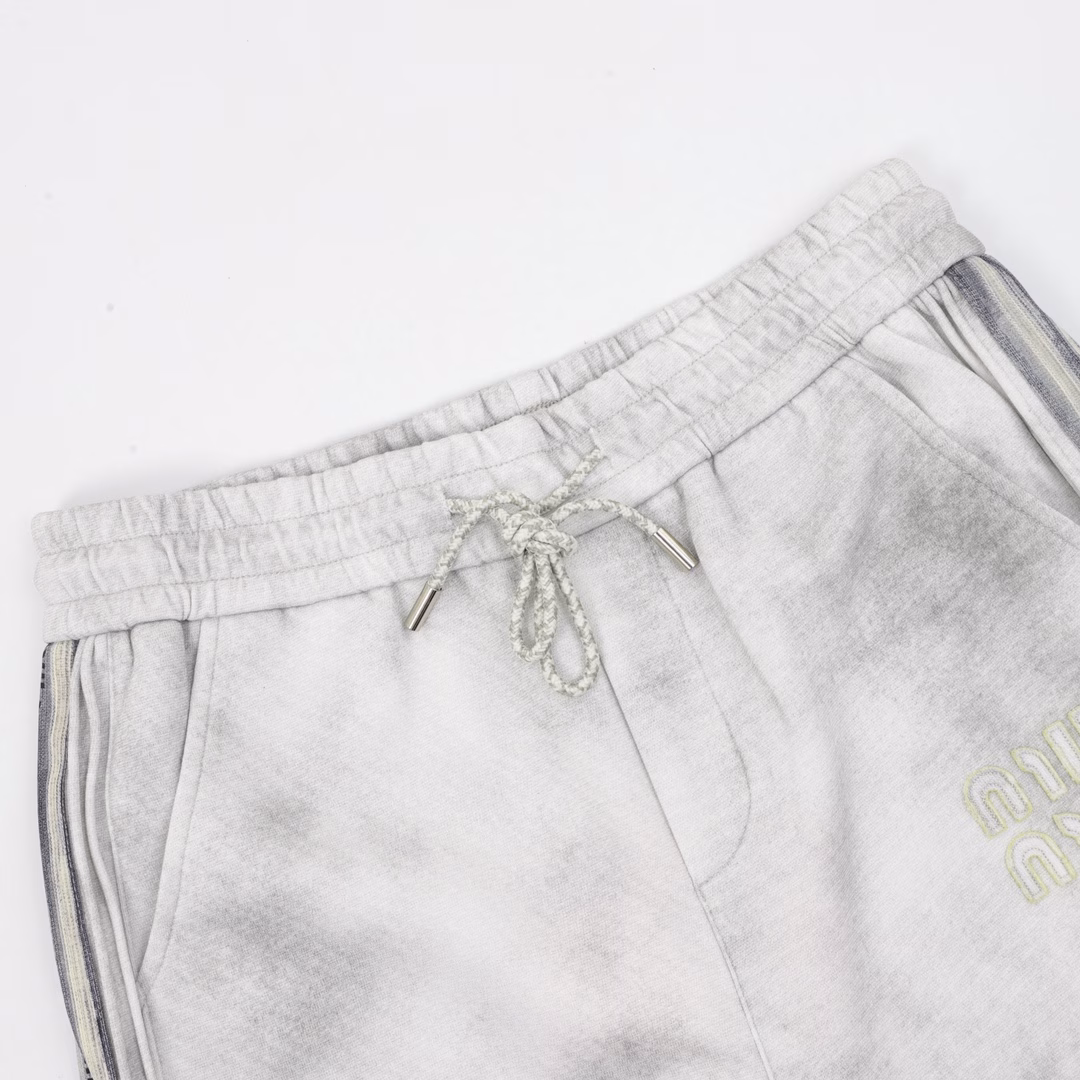Miu Miu washed embroidered logo shortsThe fabric is made of 360g brushed fabric, which is etched after dyeing. It is treated with silky and ultra-soft treatment compared with the original. The texture of the fabric is clear and obvious, and the drape is excellent. The workmanship is exquisite and meets the export standards of foreign trade. There are 4.5 stitches per centimeter, and each seam is pressed with visible lines. The lines are neat and standard like a ruler. The woven cotton ribbon is tightly woven and soft to the touch. The embroidery process uses a Behringer embroidery machine to make the embroidery color fuller and the embroidery more three-dimensional. The pattern has a good effect on the body. It is the same style for men and women, simple and versatile. It is a heavy-duty item for purchasing, and you can compare any quality on the market at will!