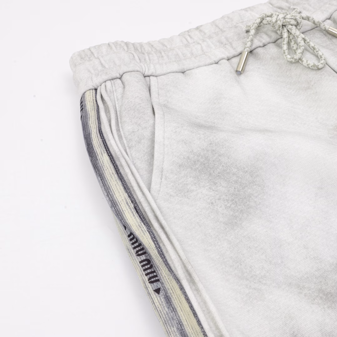 Miu Miu washed embroidered logo shortsThe fabric is made of 360g brushed fabric, which is etched after dyeing. It is treated with silky and ultra-soft treatment compared with the original. The texture of the fabric is clear and obvious, and the drape is excellent. The workmanship is exquisite and meets the export standards of foreign trade. There are 4.5 stitches per centimeter, and each seam is pressed with visible lines. The lines are neat and standard like a ruler. The woven cotton ribbon is tightly woven and soft to the touch. The embroidery process uses a Behringer embroidery machine to make the embroidery color fuller and the embroidery more three-dimensional. The pattern has a good effect on the body. It is the same style for men and women, simple and versatile. It is a heavy-duty item for purchasing, and you can compare any quality on the market at will!