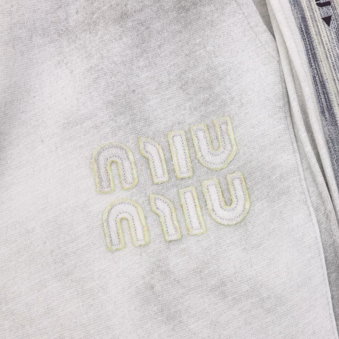 Miu Miu washed embroidered logo shortsThe fabric is made of 360g brushed fabric, which is etched after dyeing. It is treated with silky and ultra-soft treatment compared with the original. The texture of the fabric is clear and obvious, and the drape is excellent. The workmanship is exquisite and meets the export standards of foreign trade. There are 4.5 stitches per centimeter, and each seam is pressed with visible lines. The lines are neat and standard like a ruler. The woven cotton ribbon is tightly woven and soft to the touch. The embroidery process uses a Behringer embroidery machine to make the embroidery color fuller and the embroidery more three-dimensional. The pattern has a good effect on the body. It is the same style for men and women, simple and versatile. It is a heavy-duty item for purchasing, and you can compare any quality on the market at will!