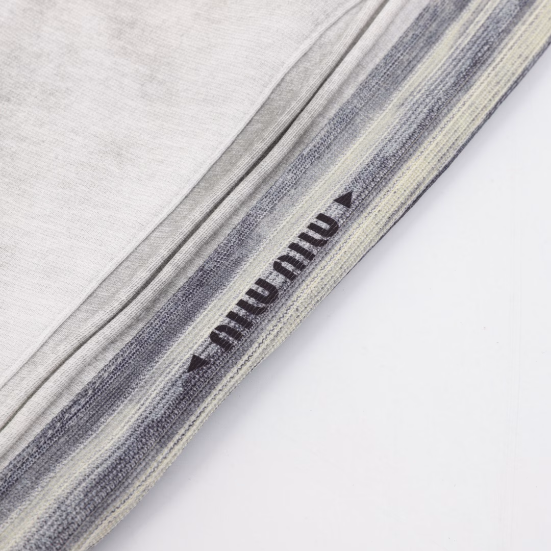 Miu Miu washed embroidered logo shortsThe fabric is made of 360g brushed fabric, which is etched after dyeing. It is treated with silky and ultra-soft treatment compared with the original. The texture of the fabric is clear and obvious, and the drape is excellent. The workmanship is exquisite and meets the export standards of foreign trade. There are 4.5 stitches per centimeter, and each seam is pressed with visible lines. The lines are neat and standard like a ruler. The woven cotton ribbon is tightly woven and soft to the touch. The embroidery process uses a Behringer embroidery machine to make the embroidery color fuller and the embroidery more three-dimensional. The pattern has a good effect on the body. It is the same style for men and women, simple and versatile. It is a heavy-duty item for purchasing, and you can compare any quality on the market at will!