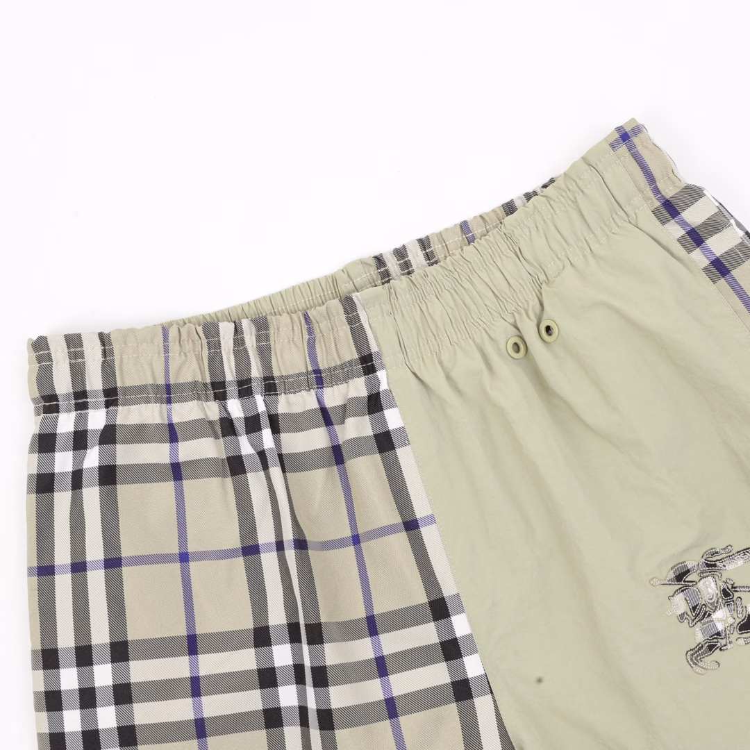 Burberry classic oblique plaid patchwork beach shortsThe style is stylish and fashionable for everyone. The back pocket is decorated with equestrian knight logo applique embroidery, which is low-key and luxurious. The imported fabric is light and delicate. The classic elastic waist style is versatile and makes the upper body look slim and tall.