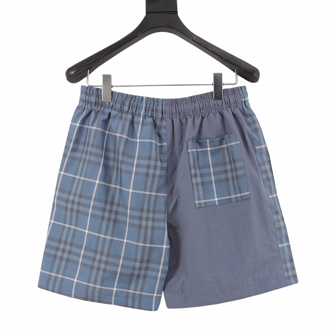 Burberry classic oblique plaid patchwork beach shortsThe style is stylish and fashionable for everyone. The back pocket is decorated with equestrian knight logo applique embroidery, which is low-key and luxurious. The imported fabric is light and delicate. The classic elastic waist style is versatile and makes the upper body look slim and tall.