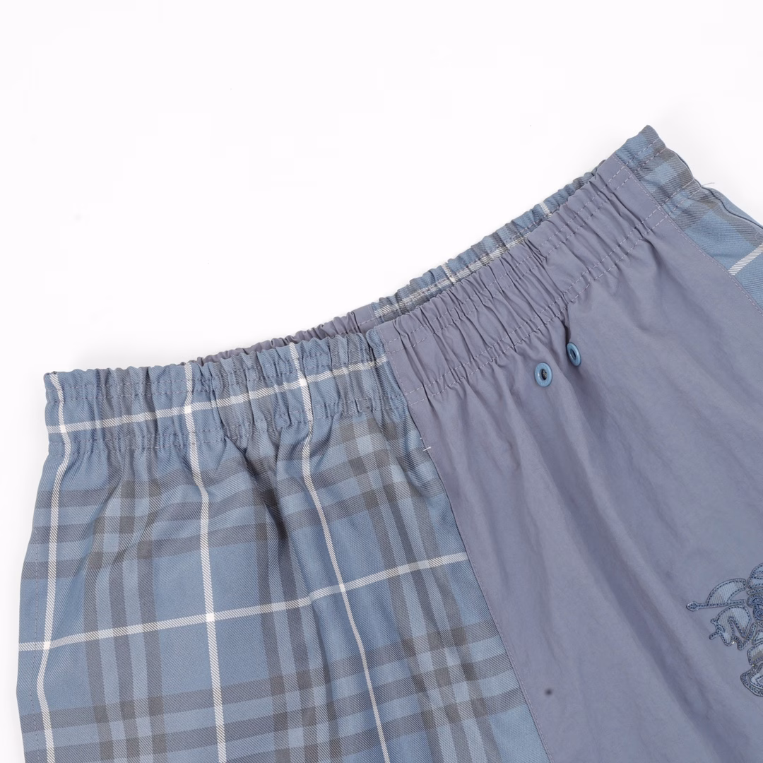 Burberry classic oblique plaid patchwork beach shortsThe style is stylish and fashionable for everyone. The back pocket is decorated with equestrian knight logo applique embroidery, which is low-key and luxurious. The imported fabric is light and delicate. The classic elastic waist style is versatile and makes the upper body look slim and tall.
