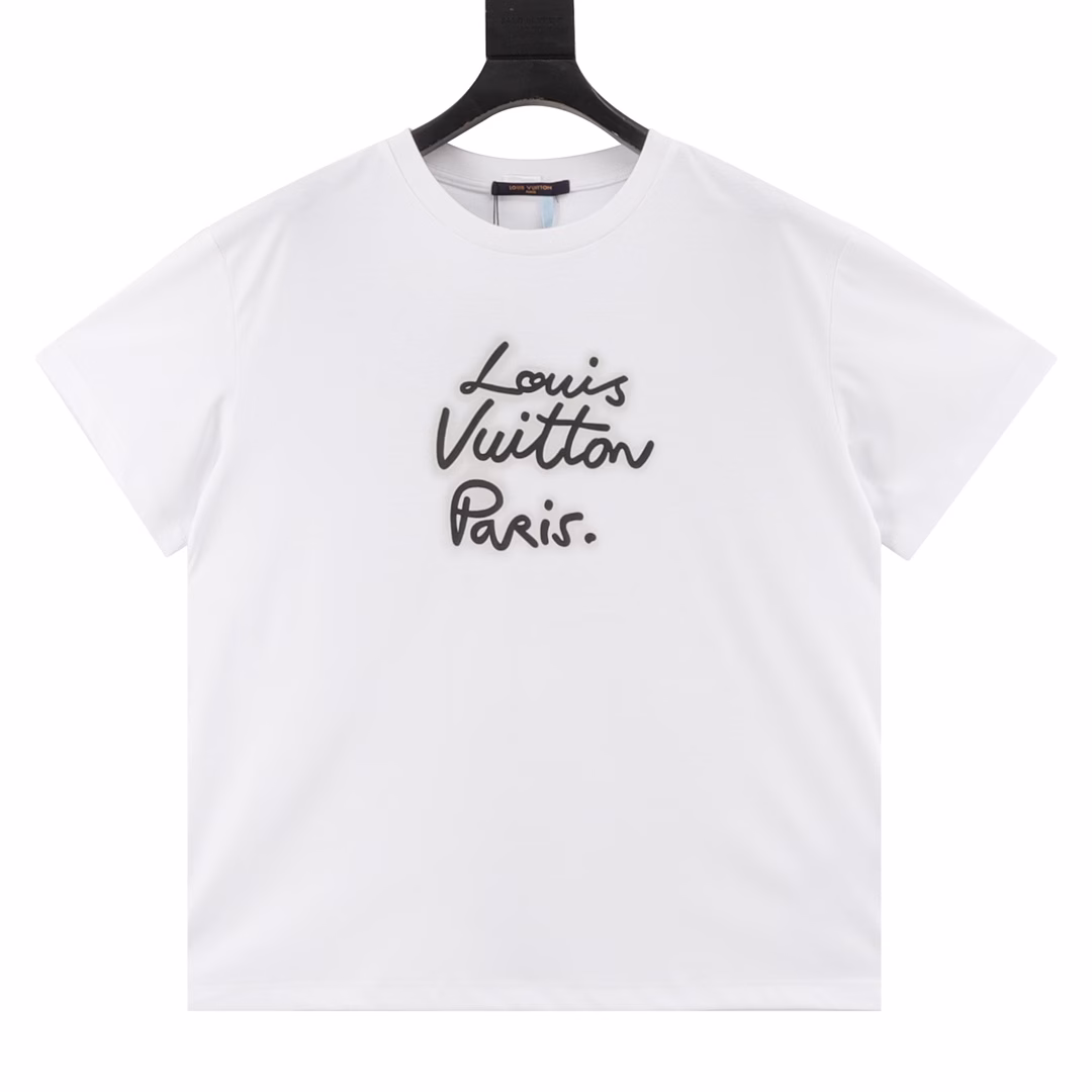 Louis Vuitton neon logo round neck short-sleeved T-shirtAuthentic product purchased and developed, using 60-count mercerized double-strand fabric, 1*1 Solona ribbing at the neckline, fabric fermentation washing, rubber paddle printing on the chest, customized accessories, loose version