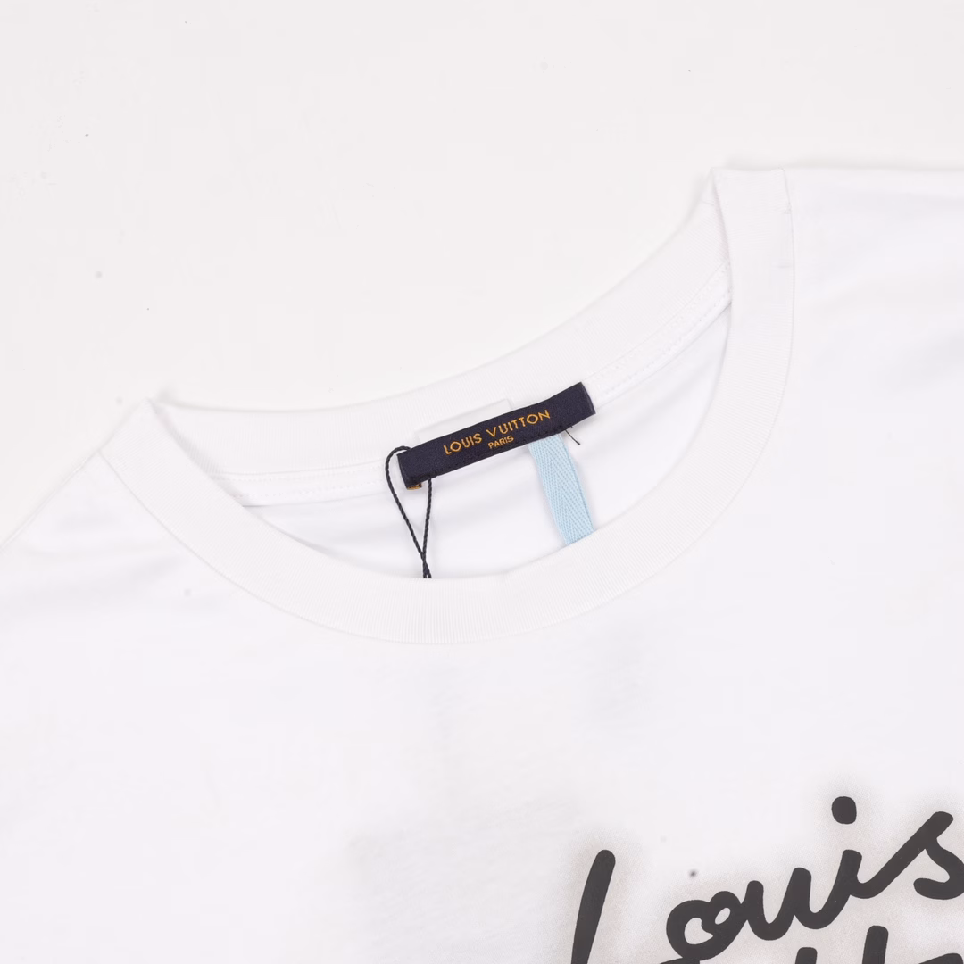 Louis Vuitton neon logo round neck short-sleeved T-shirtAuthentic product purchased and developed, using 60-count mercerized double-strand fabric, 1*1 Solona ribbing at the neckline, fabric fermentation washing, rubber paddle printing on the chest, customized accessories, loose version