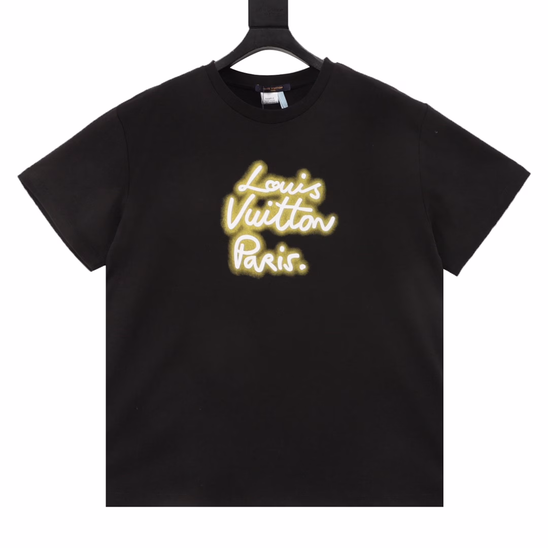 Louis Vuitton neon logo round neck short-sleeved T-shirtAuthentic product purchased and developed, using 60-count mercerized double-strand fabric, 1*1 Solona ribbing at the neckline, fabric fermentation washing, rubber paddle printing on the chest, customized accessories, loose version