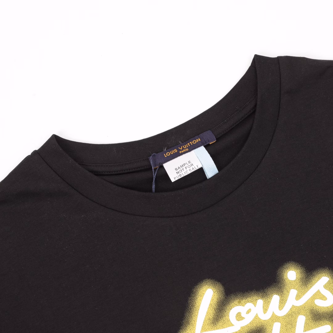 Louis Vuitton neon logo round neck short-sleeved T-shirtAuthentic product purchased and developed, using 60-count mercerized double-strand fabric, 1*1 Solona ribbing at the neckline, fabric fermentation washing, rubber paddle printing on the chest, customized accessories, loose version