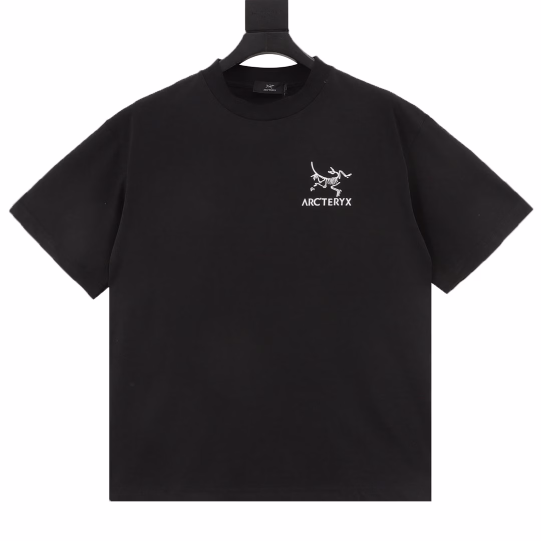 ARC' TERYX/Archaeopteryx front and back logo printed short-sleeved T-shirtThe fabric is made of 260g combed cotton, customized 32-count 1*1 thread, and the garment is washed twice. The fabric is comfortable and skin-friendly without any strange feeling. The custom-dyed fabric has high textile density, good drape, and is not easy to deform. The thick weave and compact spinning process will not affect the breathability of the fabric. The color saturation is very high. This is a treasure-level product that you absolutely cannot miss!
