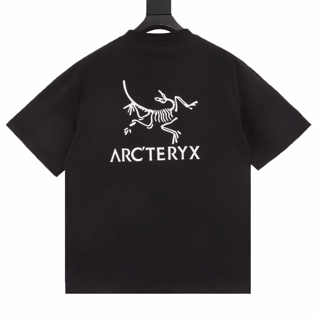 ARC' TERYX/Archaeopteryx front and back logo printed short-sleeved T-shirtThe fabric is made of 260g combed cotton, customized 32-count 1*1 thread, and the garment is washed twice. The fabric is comfortable and skin-friendly without any strange feeling. The custom-dyed fabric has high textile density, good drape, and is not easy to deform. The thick weave and compact spinning process will not affect the breathability of the fabric. The color saturation is very high. This is a treasure-level product that you absolutely cannot miss!