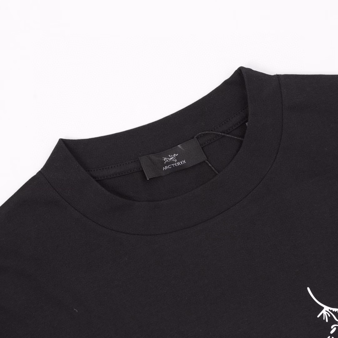 ARC' TERYX/Archaeopteryx front and back logo printed short-sleeved T-shirtThe fabric is made of 260g combed cotton, customized 32-count 1*1 thread, and the garment is washed twice. The fabric is comfortable and skin-friendly without any strange feeling. The custom-dyed fabric has high textile density, good drape, and is not easy to deform. The thick weave and compact spinning process will not affect the breathability of the fabric. The color saturation is very high. This is a treasure-level product that you absolutely cannot miss!