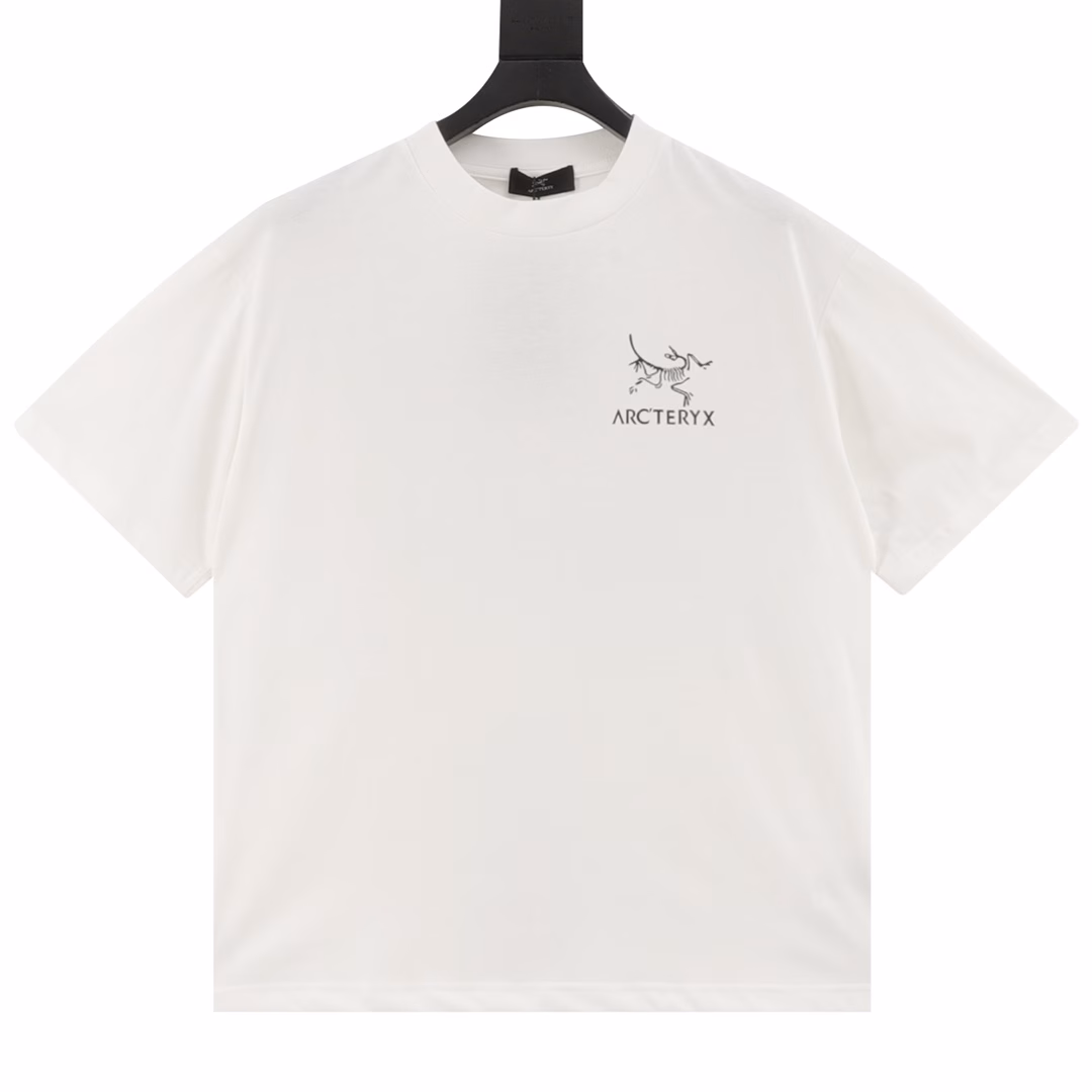 ARC' TERYX/Archaeopteryx front and back logo printed short-sleeved T-shirtThe fabric is made of 260g combed cotton, customized 32-count 1*1 thread, and the garment is washed twice. The fabric is comfortable and skin-friendly without any strange feeling. The custom-dyed fabric has high textile density, good drape, and is not easy to deform. The thick weave and compact spinning process will not affect the breathability of the fabric. The color saturation is very high. This is a treasure-level product that you absolutely cannot miss!