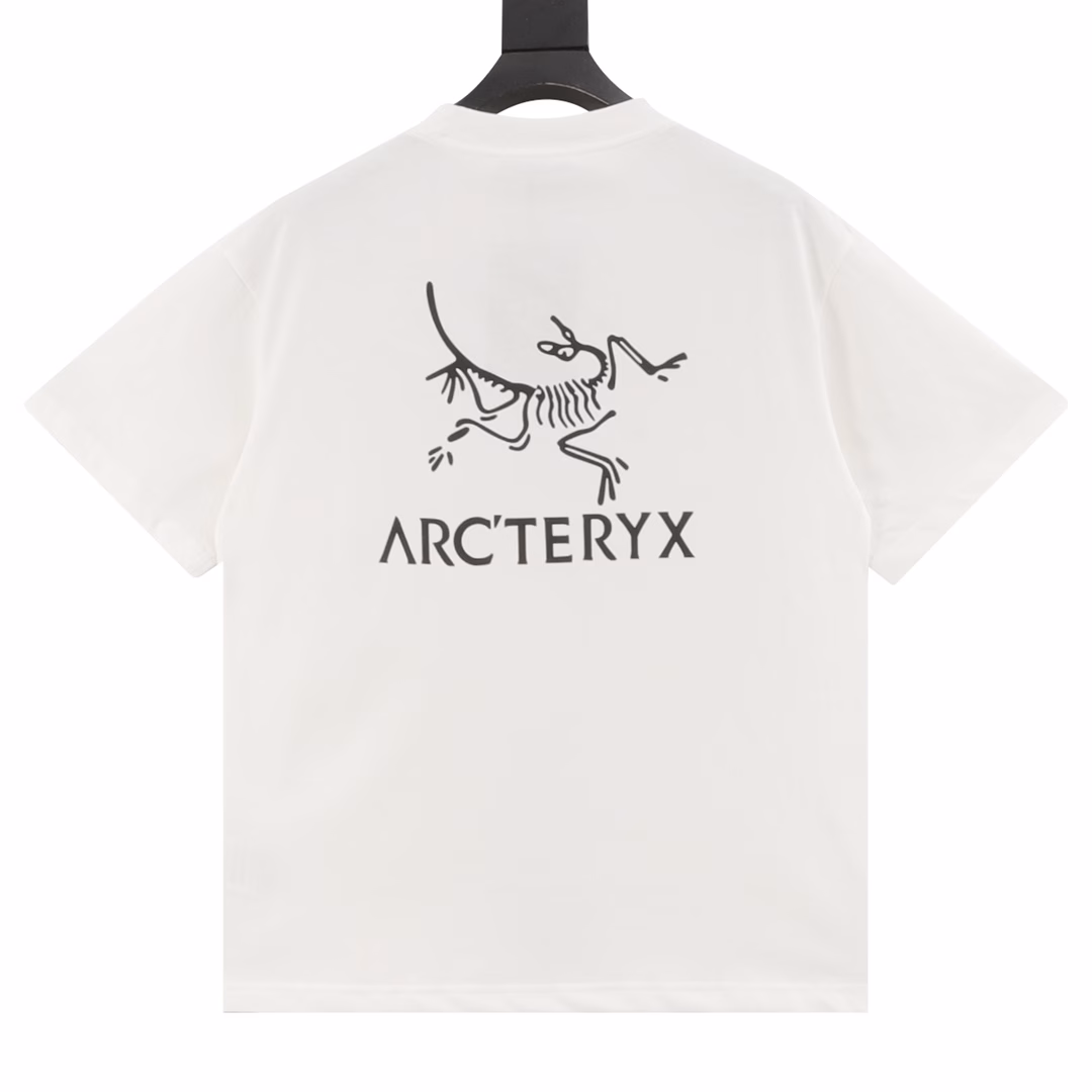 ARC' TERYX/Archaeopteryx front and back logo printed short-sleeved T-shirtThe fabric is made of 260g combed cotton, customized 32-count 1*1 thread, and the garment is washed twice. The fabric is comfortable and skin-friendly without any strange feeling. The custom-dyed fabric has high textile density, good drape, and is not easy to deform. The thick weave and compact spinning process will not affect the breathability of the fabric. The color saturation is very high. This is a treasure-level product that you absolutely cannot miss!