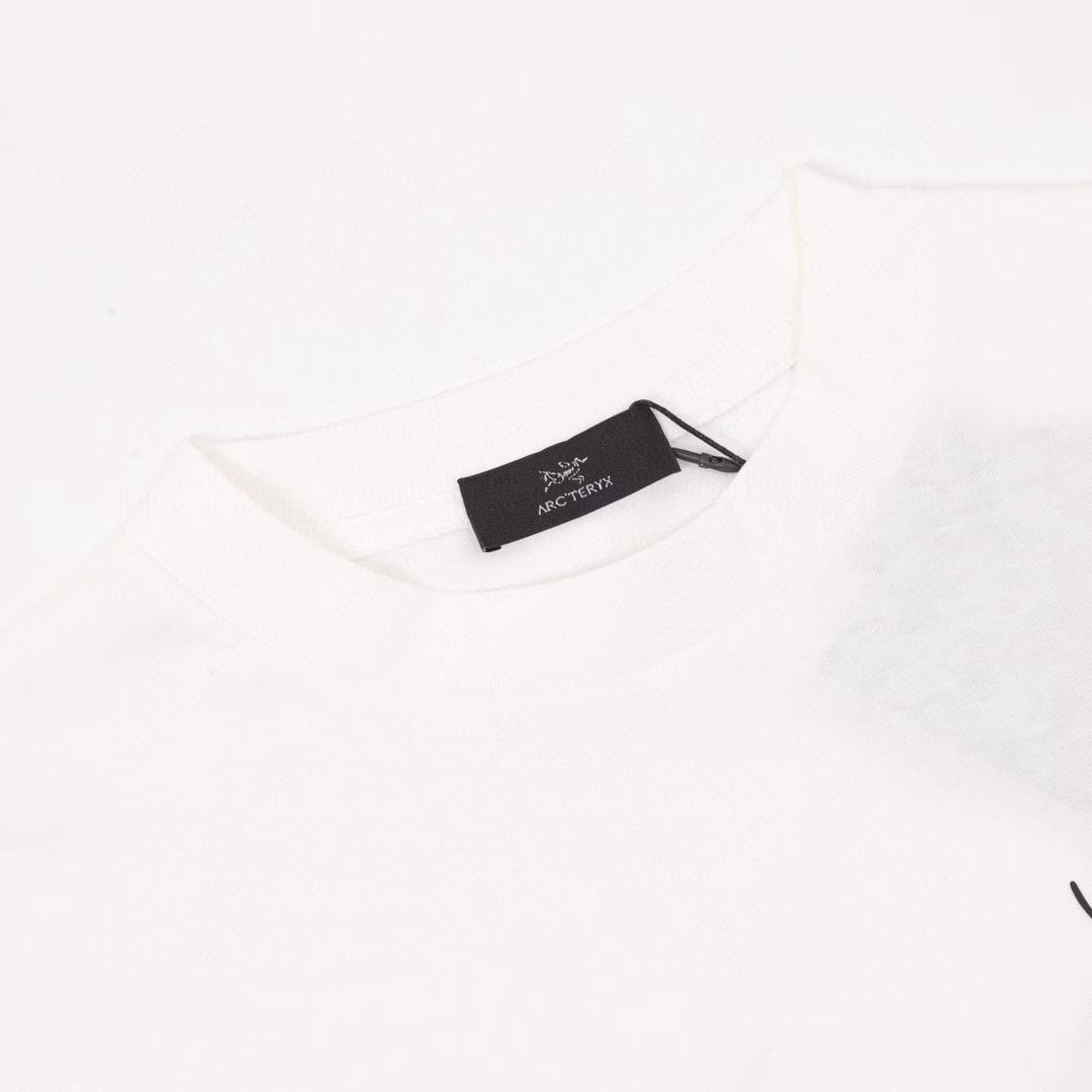 ARC' TERYX/Archaeopteryx front and back logo printed short-sleeved T-shirtThe fabric is made of 260g combed cotton, customized 32-count 1*1 thread, and the garment is washed twice. The fabric is comfortable and skin-friendly without any strange feeling. The custom-dyed fabric has high textile density, good drape, and is not easy to deform. The thick weave and compact spinning process will not affect the breathability of the fabric. The color saturation is very high. This is a treasure-level product that you absolutely cannot miss!