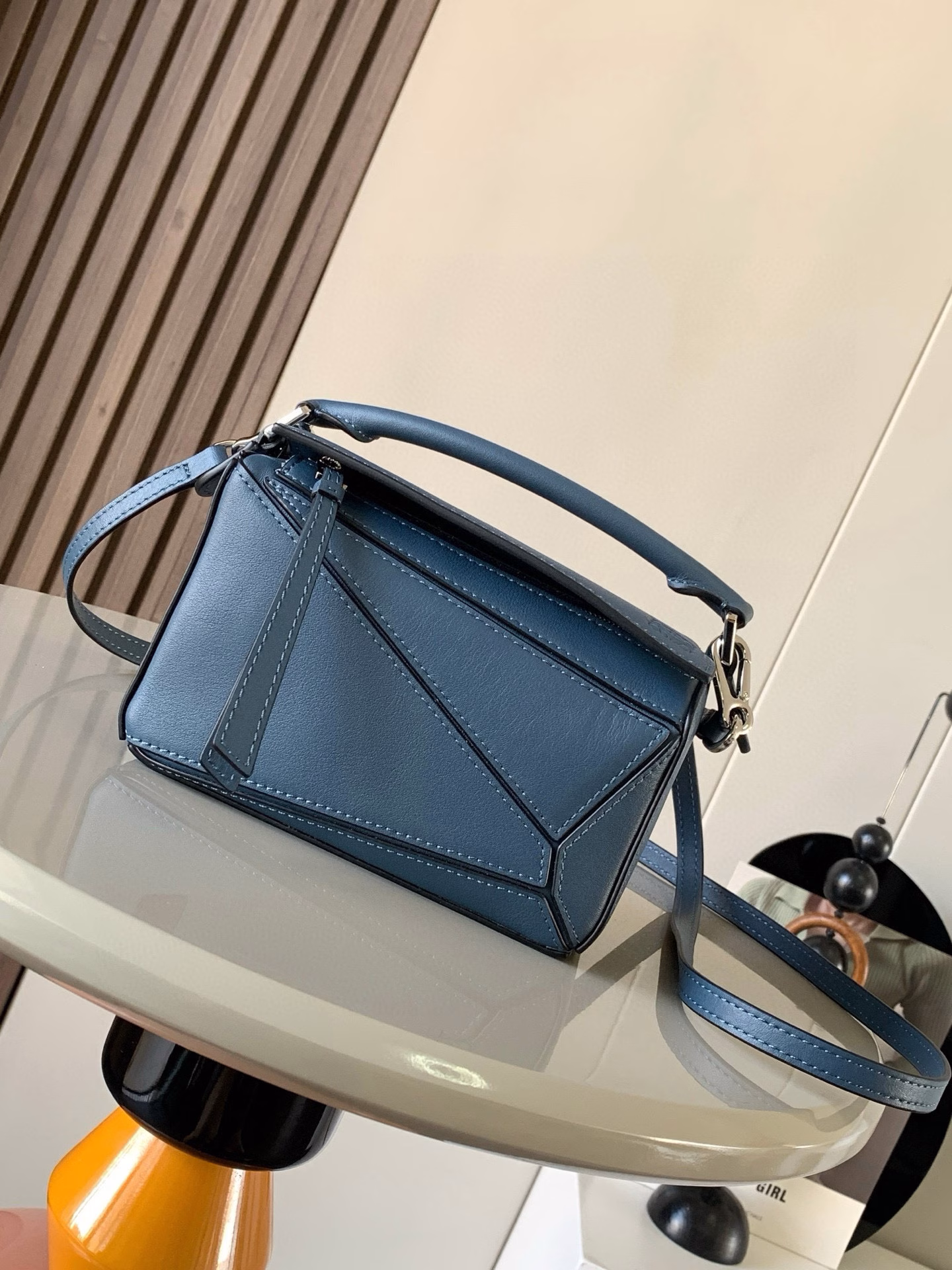Popular 🔥Geometric bag mini 18CM🌹Original imported Nappa calfskin👜Puzzle handbag is the first handbag launched by creative director Jonathan Anderson for L0💋EWE🔥The rectangular shape and precise cutting technology create the unique geometric lines of Puzzle. This mini version is made of classic cow leather👍The mini Puzzle can accommodate, for example, a small vertical wallet, most sizes of mobile phones (up to 6.1 inches) and a sunglass case💄Crossbody, shoulder, hand or top handle. Removable shoulder strap❤bag