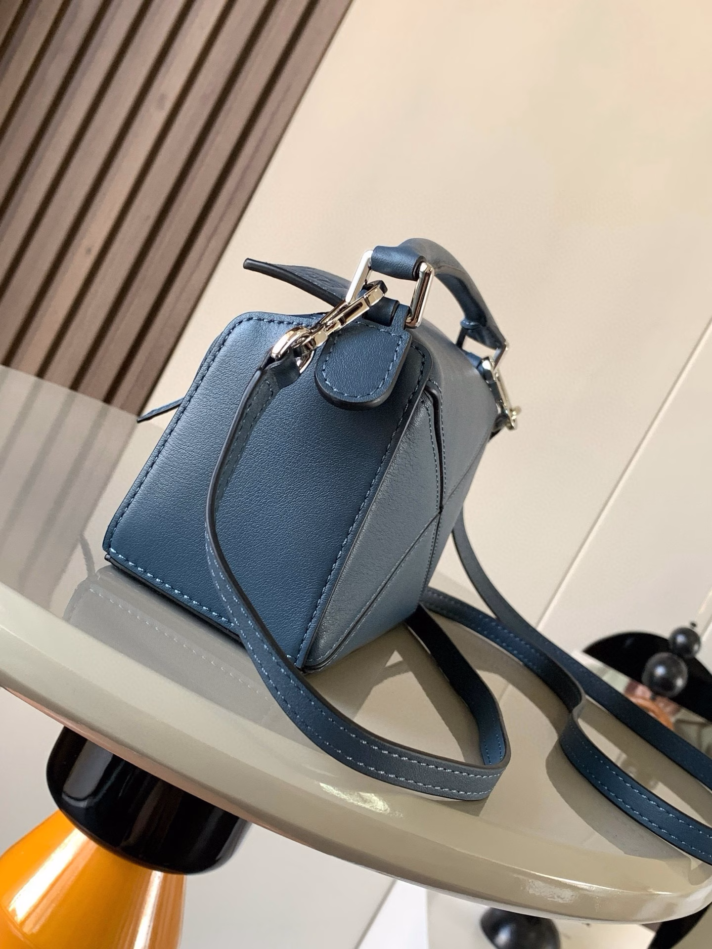 Popular 🔥Geometric bag mini 18CM🌹Original imported Nappa calfskin👜Puzzle handbag is the first handbag launched by creative director Jonathan Anderson for L0💋EWE🔥The rectangular shape and precise cutting technology create the unique geometric lines of Puzzle. This mini version is made of classic cow leather👍The mini Puzzle can accommodate, for example, a small vertical wallet, most sizes of mobile phones (up to 6.1 inches) and a sunglass case💄Crossbody, shoulder, hand or top handle. Removable shoulder strap❤bag