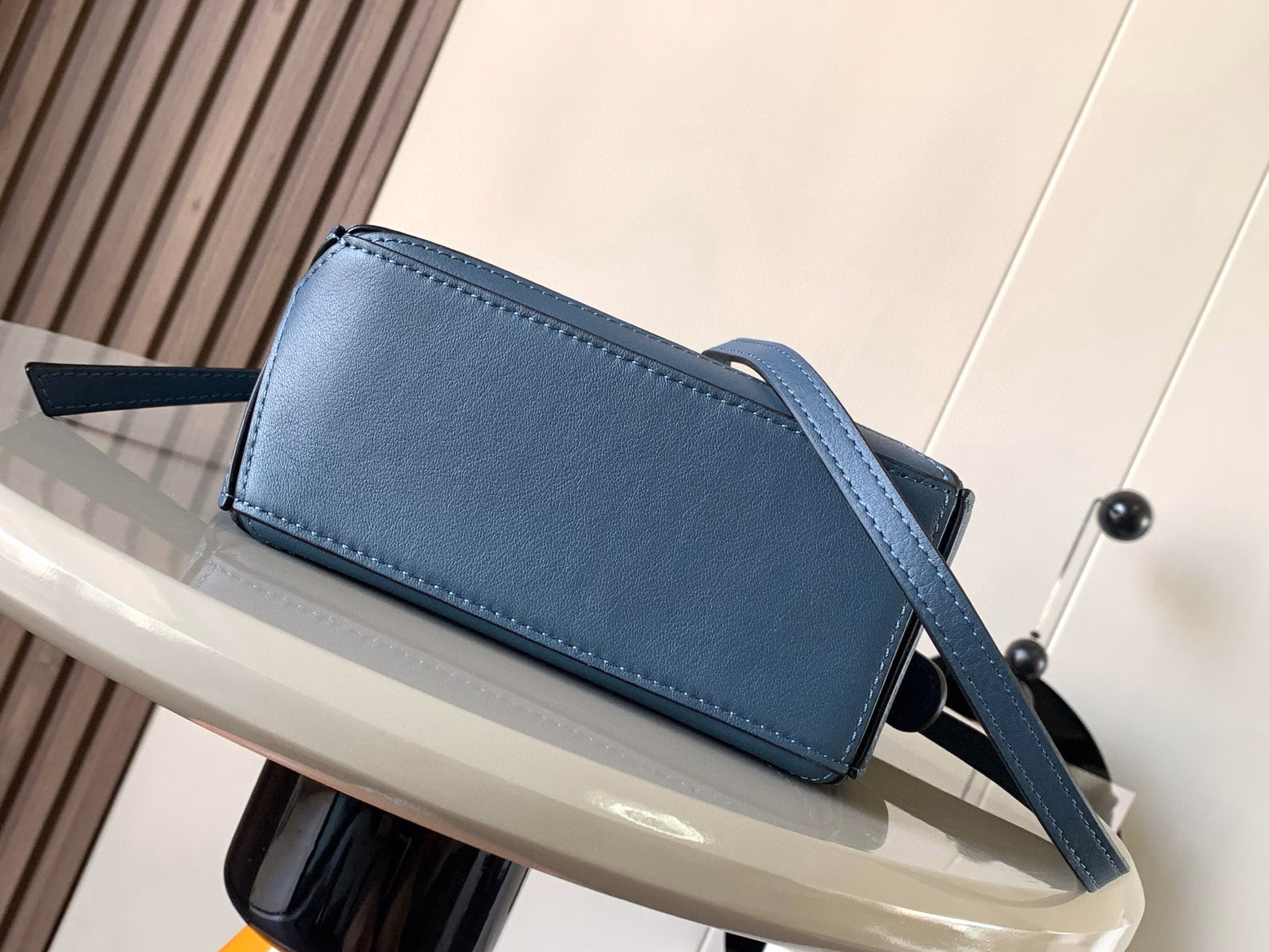 Popular 🔥Geometric bag mini 18CM🌹Original imported Nappa calfskin👜Puzzle handbag is the first handbag launched by creative director Jonathan Anderson for L0💋EWE🔥The rectangular shape and precise cutting technology create the unique geometric lines of Puzzle. This mini version is made of classic cow leather👍The mini Puzzle can accommodate, for example, a small vertical wallet, most sizes of mobile phones (up to 6.1 inches) and a sunglass case💄Crossbody, shoulder, hand or top handle. Removable shoulder strap❤bag