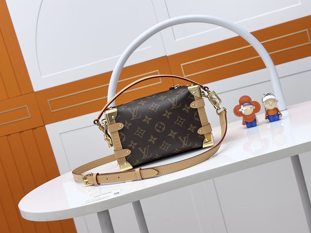 Old Flower 2023 Early Spring Series Cruise Series, Gu Ailing Mimi, it was really exciting when Gu Ailing walked out with this bag on the show. It boldly uses a soft and hard design concept, inspired by the brand's suitcases, but the leather is extremely soft. The bag body is decorated with curved corners, right angles and traditional suitcase elements, achieving a perfect fusion of leather and metal, soft and hard.