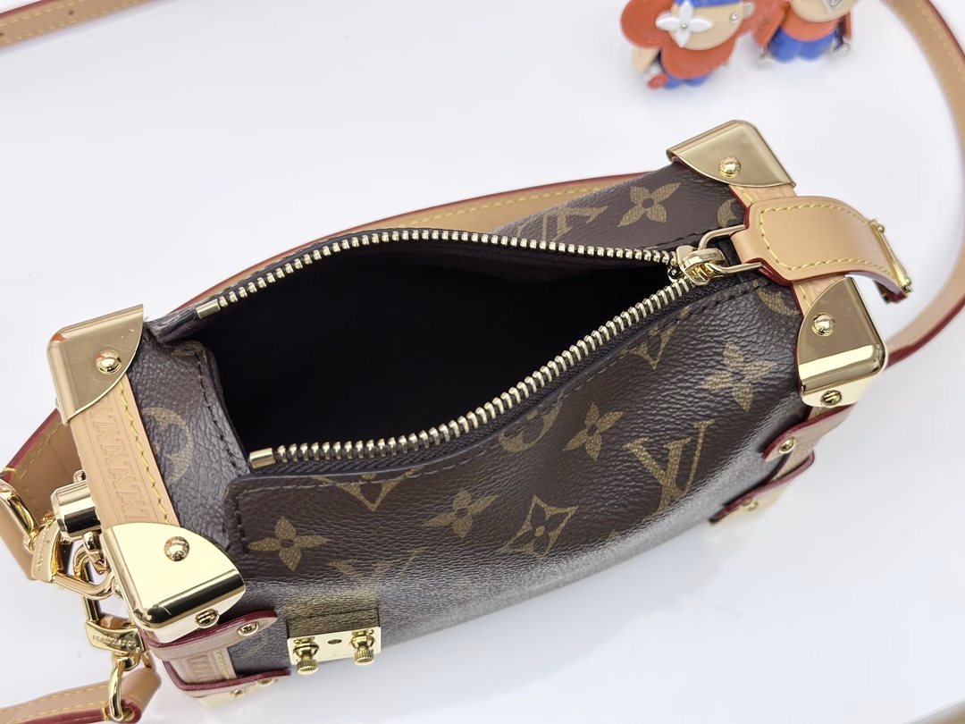 Old Flower 2023 Early Spring Series Cruise Series, Gu Ailing Mimi, it was really exciting when Gu Ailing walked out with this bag on the show. It boldly uses a soft and hard design concept, inspired by the brand's suitcases, but the leather is extremely soft. The bag body is decorated with curved corners, right angles and traditional suitcase elements, achieving a perfect fusion of leather and metal, soft and hard.
