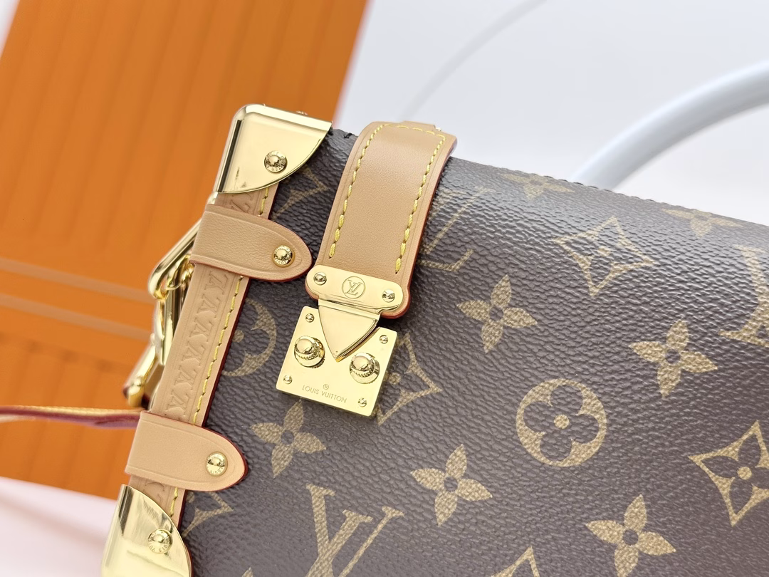 Old Flower 2023 Early Spring Series Cruise Series, Gu Ailing Mimi, it was really exciting when Gu Ailing walked out with this bag on the show. It boldly uses a soft and hard design concept, inspired by the brand's suitcases, but the leather is extremely soft. The bag body is decorated with curved corners, right angles and traditional suitcase elements, achieving a perfect fusion of leather and metal, soft and hard.