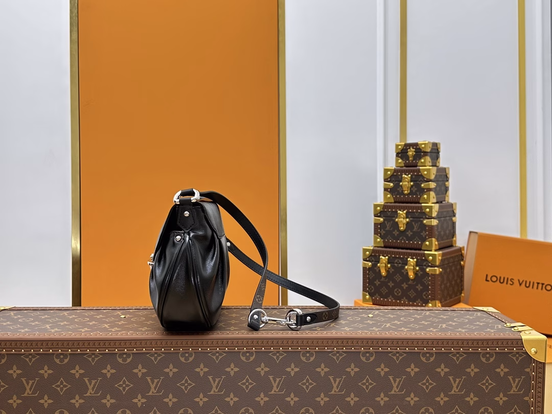 SUNSET VIBE BAGLouis Vuitton presents the brand’s style with a new collection, the Sunset Vibe bag. The lustrous lambskin leather, Monogram canvas elements and LV buckle together show the retro style, and the pocket design is convenient for storing what you need on the go. The detachable shoulder strap allows for multiple carrying methods, and the included shoulder strap adds a crossbody style. Detailed features