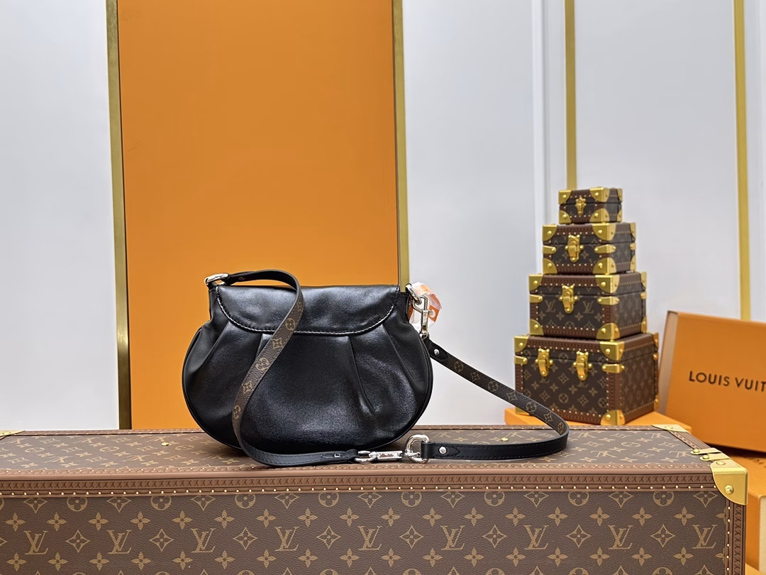 SUNSET VIBE BAGLouis Vuitton presents the brand’s style with a new collection, the Sunset Vibe bag. The lustrous lambskin leather, Monogram canvas elements and LV buckle together show the retro style, and the pocket design is convenient for storing what you need on the go. The detachable shoulder strap allows for multiple carrying methods, and the included shoulder strap adds a crossbody style. Detailed features