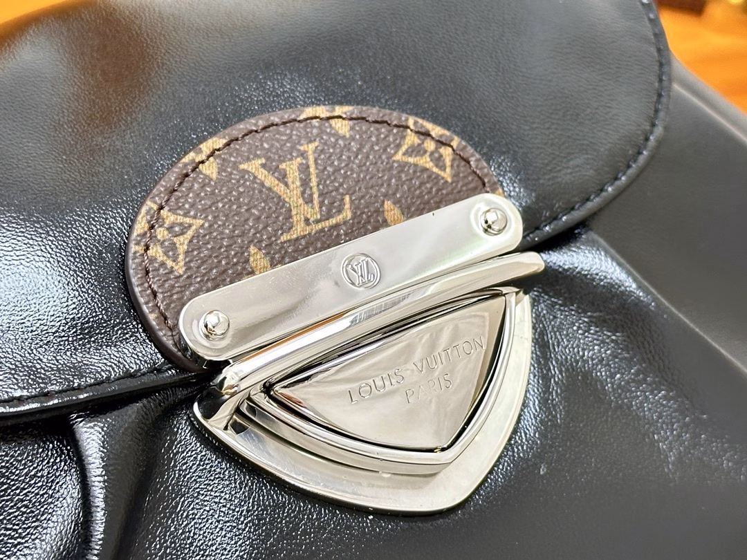 SUNSET VIBE BAGLouis Vuitton presents the brand’s style with a new collection, the Sunset Vibe bag. The lustrous lambskin leather, Monogram canvas elements and LV buckle together show the retro style, and the pocket design is convenient for storing what you need on the go. The detachable shoulder strap allows for multiple carrying methods, and the included shoulder strap adds a crossbody style. Detailed features