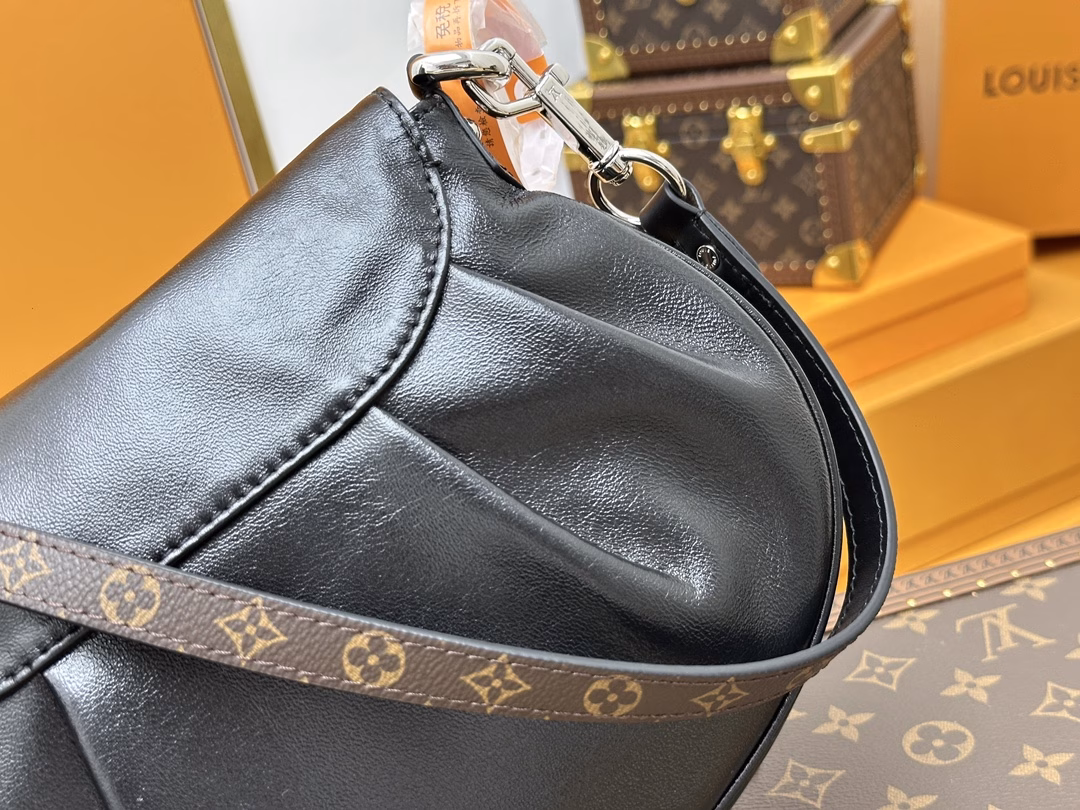 SUNSET VIBE BAGLouis Vuitton presents the brand’s style with a new collection, the Sunset Vibe bag. The lustrous lambskin leather, Monogram canvas elements and LV buckle together show the retro style, and the pocket design is convenient for storing what you need on the go. The detachable shoulder strap allows for multiple carrying methods, and the included shoulder strap adds a crossbody style. Detailed features