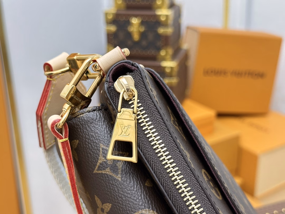 The Vivacité bag draws inspiration from the Viva-cité bag created by the brand in 2003, and is compactly designed with Monogram canvas. The internal and external pockets make it an ideal everyday choice, and the leather shoulder strap and the short fabric shoulder strap with the LVCircle logo allow for multiple carrying options. Detailed Features 25 x 15 x 8 cm (length x height x width) Monogram coating