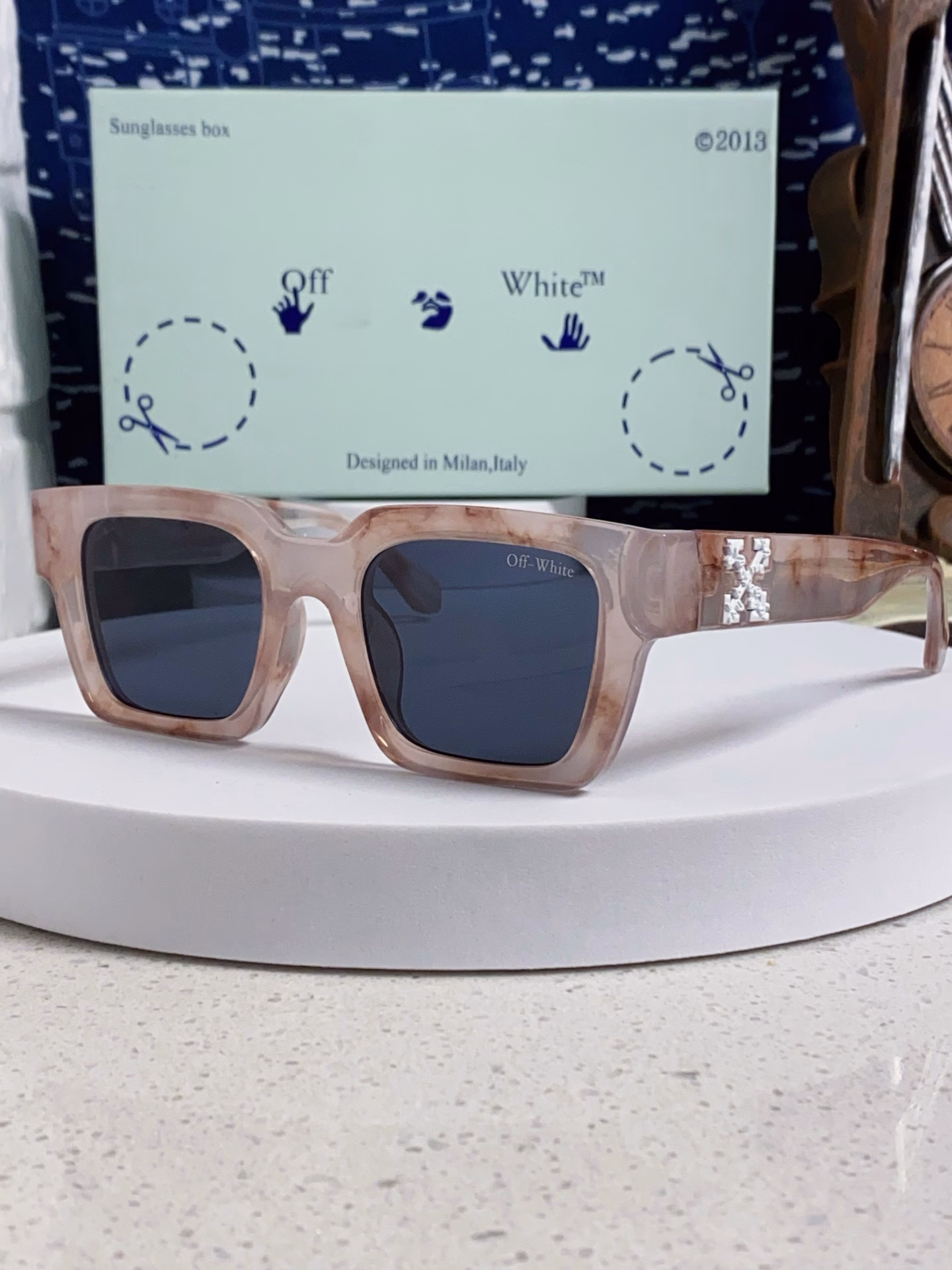 Off-White's latest design style, original customization, full of quality. It contains almost everything that a trendy brand sunglasses should have. The Off-White logo is placed in the center of the front part, making the model suddenly recognizable. It makes people recognize your trendy attributes at a glance. All details are original reproduction