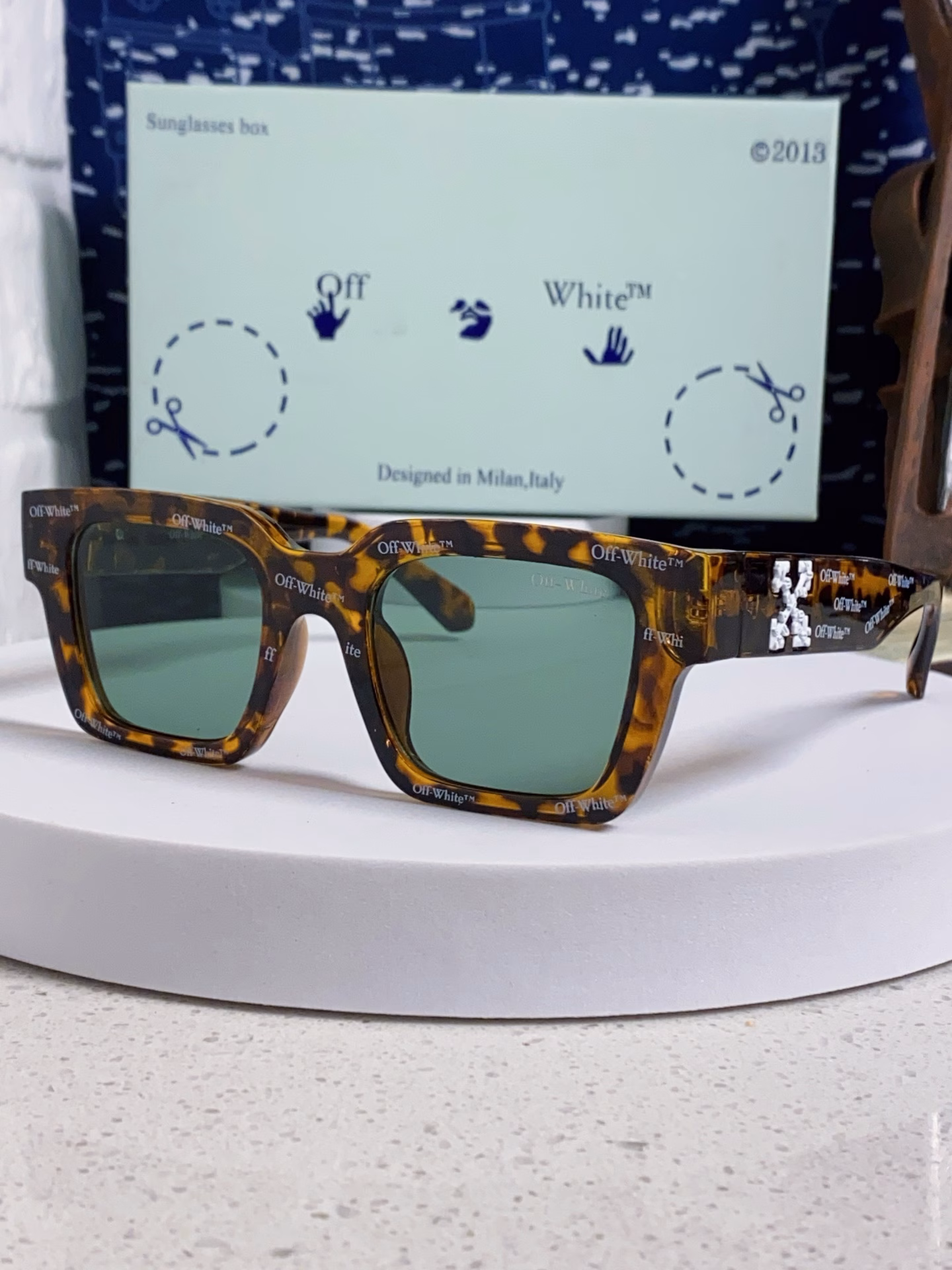 Off-White's latest design style, original customization, full of quality. It contains almost everything that a trendy brand sunglasses should have. The Off-White logo is placed in the center of the front part, making the model suddenly recognizable. It makes people recognize your trendy attributes at a glance. All details are original reproduction