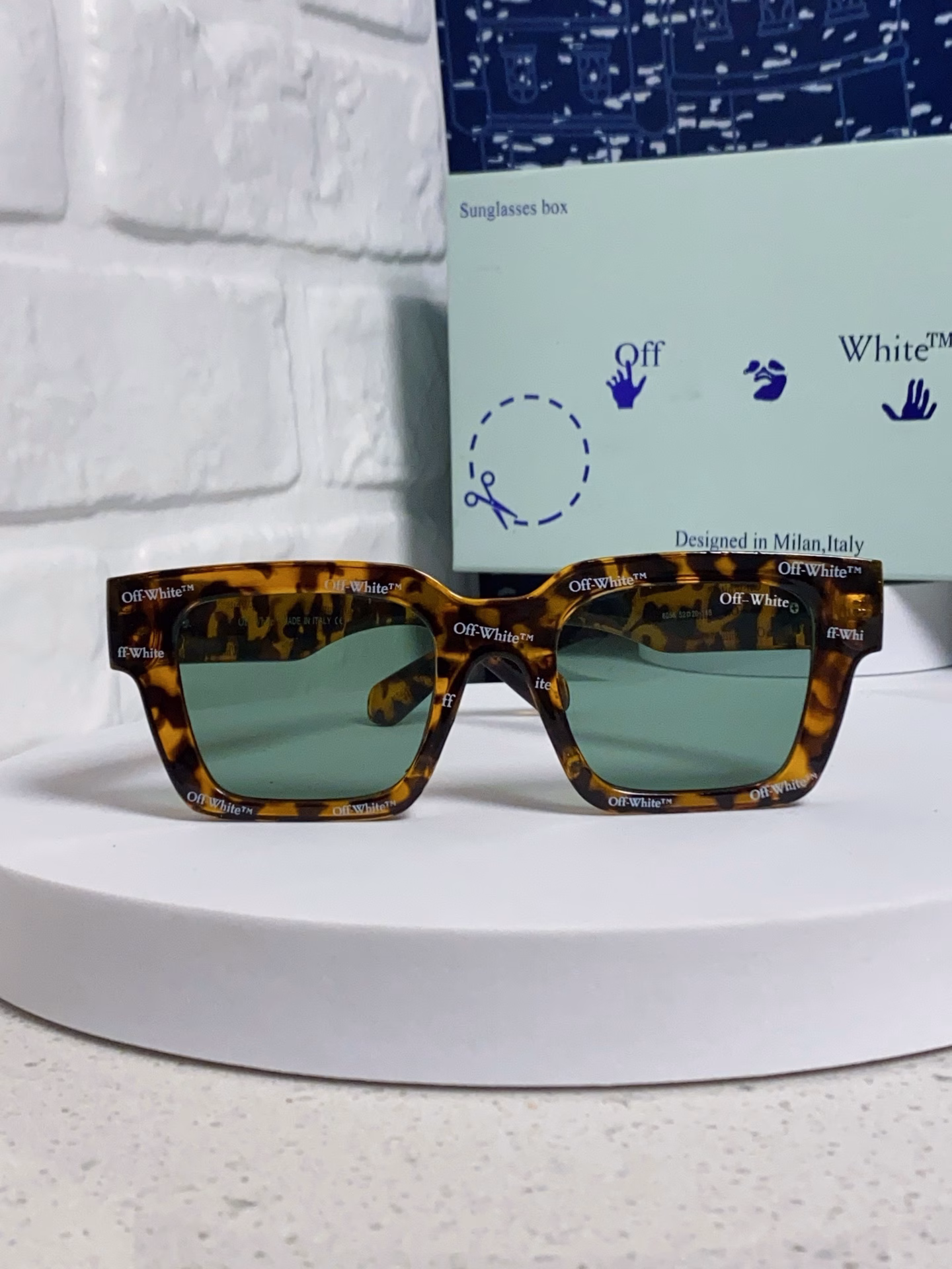 Off-White's latest design style, original customization, full of quality. It contains almost everything that a trendy brand sunglasses should have. The Off-White logo is placed in the center of the front part, making the model suddenly recognizable. It makes people recognize your trendy attributes at a glance. All details are original reproduction