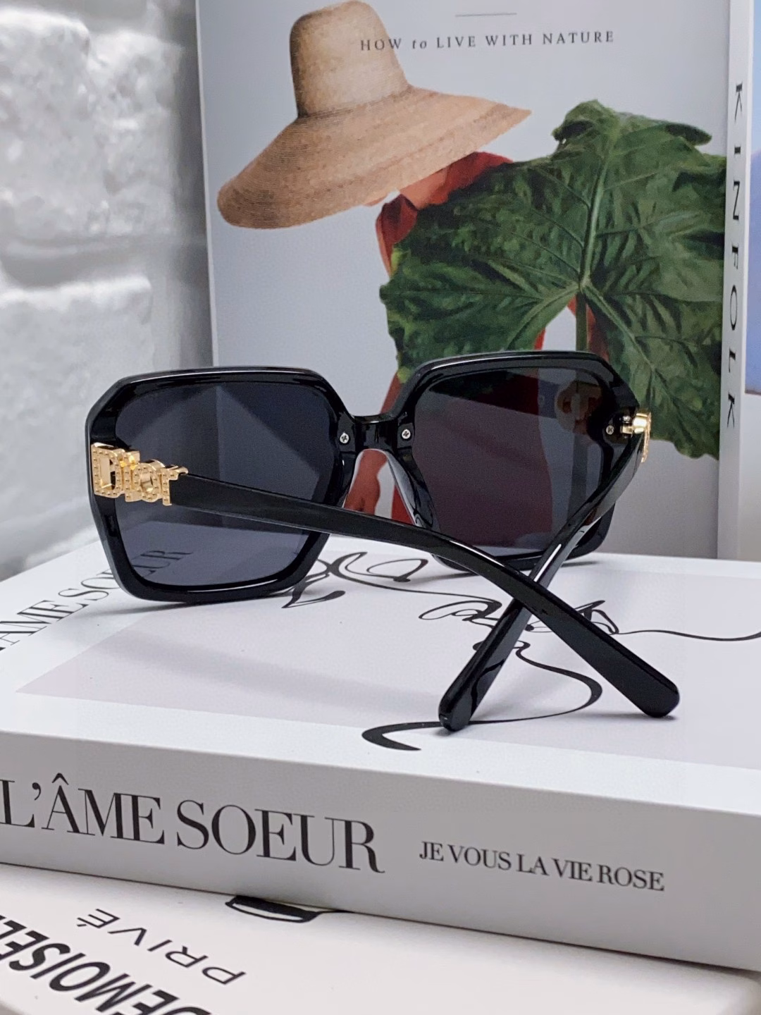 Dior large square frame 2025 new D asymmetrical letter design filled with small diamonds 💎 Classic and timeless square Asymmetrical embellishment on the left Fashionable hot item
