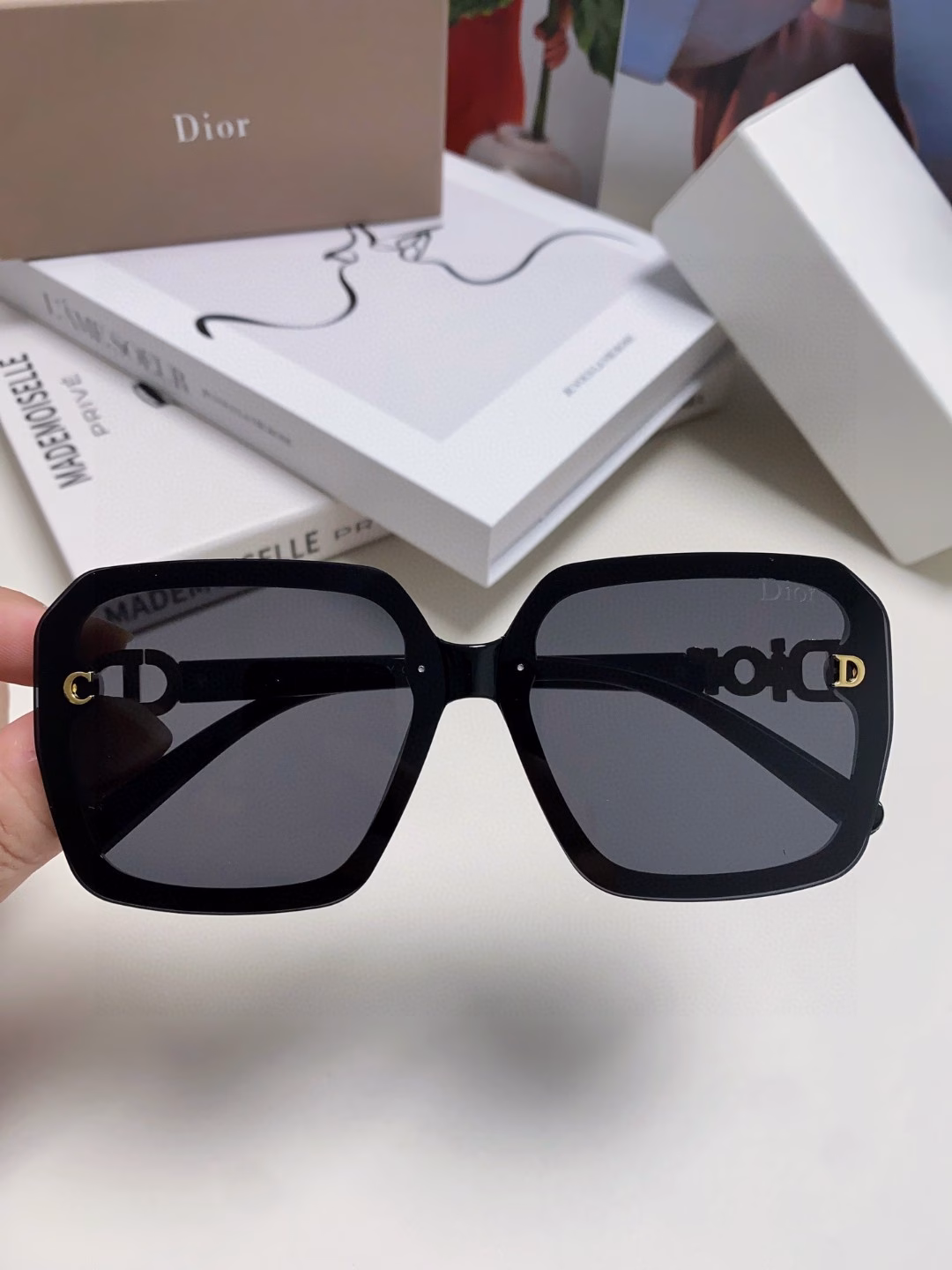 Dior large square frame 2025 new D asymmetrical letter design filled with small diamonds 💎 Classic and timeless square Asymmetrical embellishment on the left Fashionable hot item