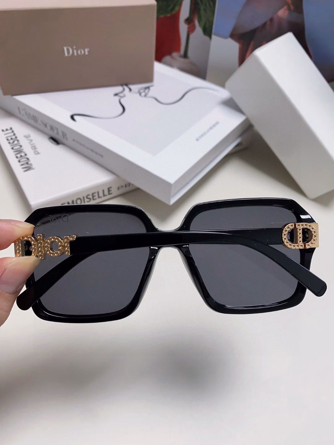Dior large square frame 2025 new D asymmetrical letter design filled with small diamonds 💎 Classic and timeless square Asymmetrical embellishment on the left Fashionable hot item