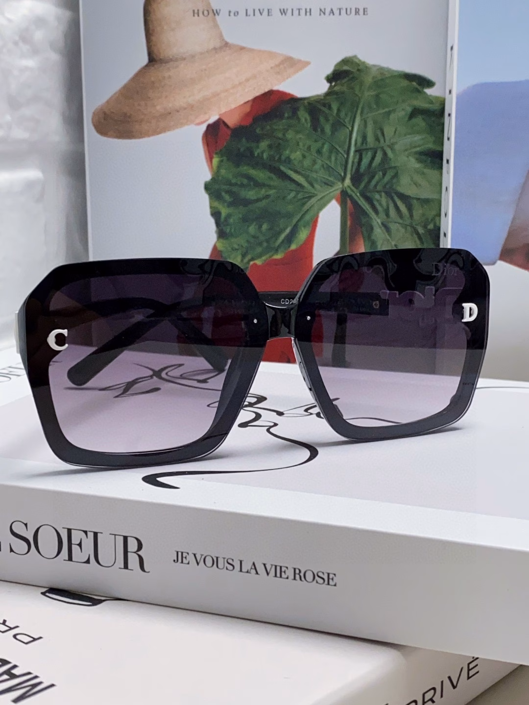 Dior large square frame 2025 new D asymmetrical letter design filled with small diamonds 💎 Classic and timeless square Asymmetrical embellishment on the left Fashionable hot item