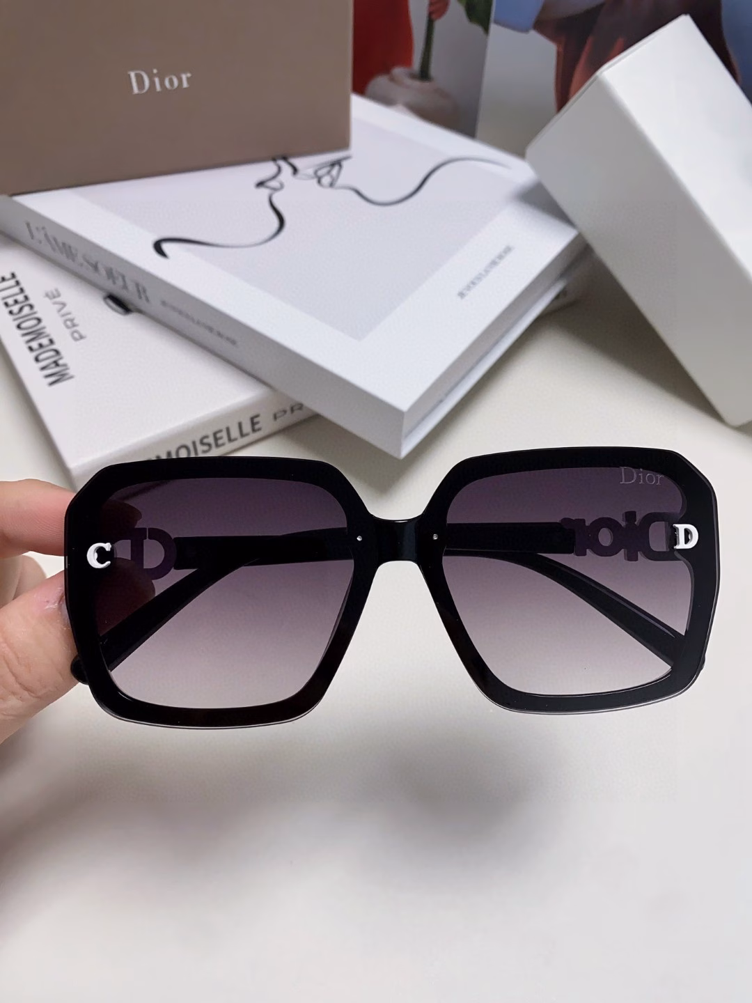 Dior large square frame 2025 new D asymmetrical letter design filled with small diamonds 💎 Classic and timeless square Asymmetrical embellishment on the left Fashionable hot item