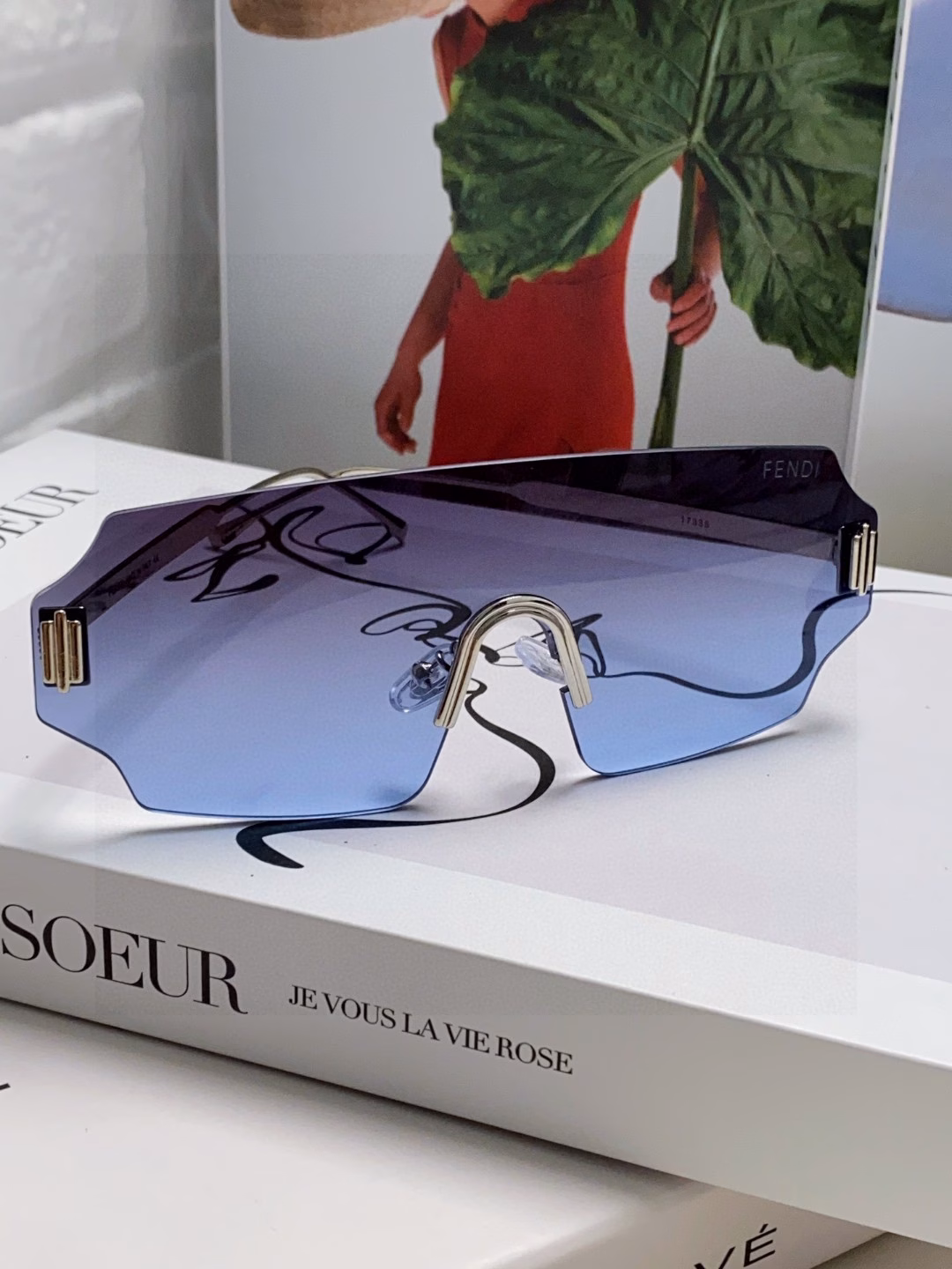 Fendi 2025 new sunglasses for men, fashionable and comfortable mask-style sunshade windshield, integrated frameless ocean lens sunglasses for men and women, personalized large-frame sunglasses, European and American trendy windproof glasses