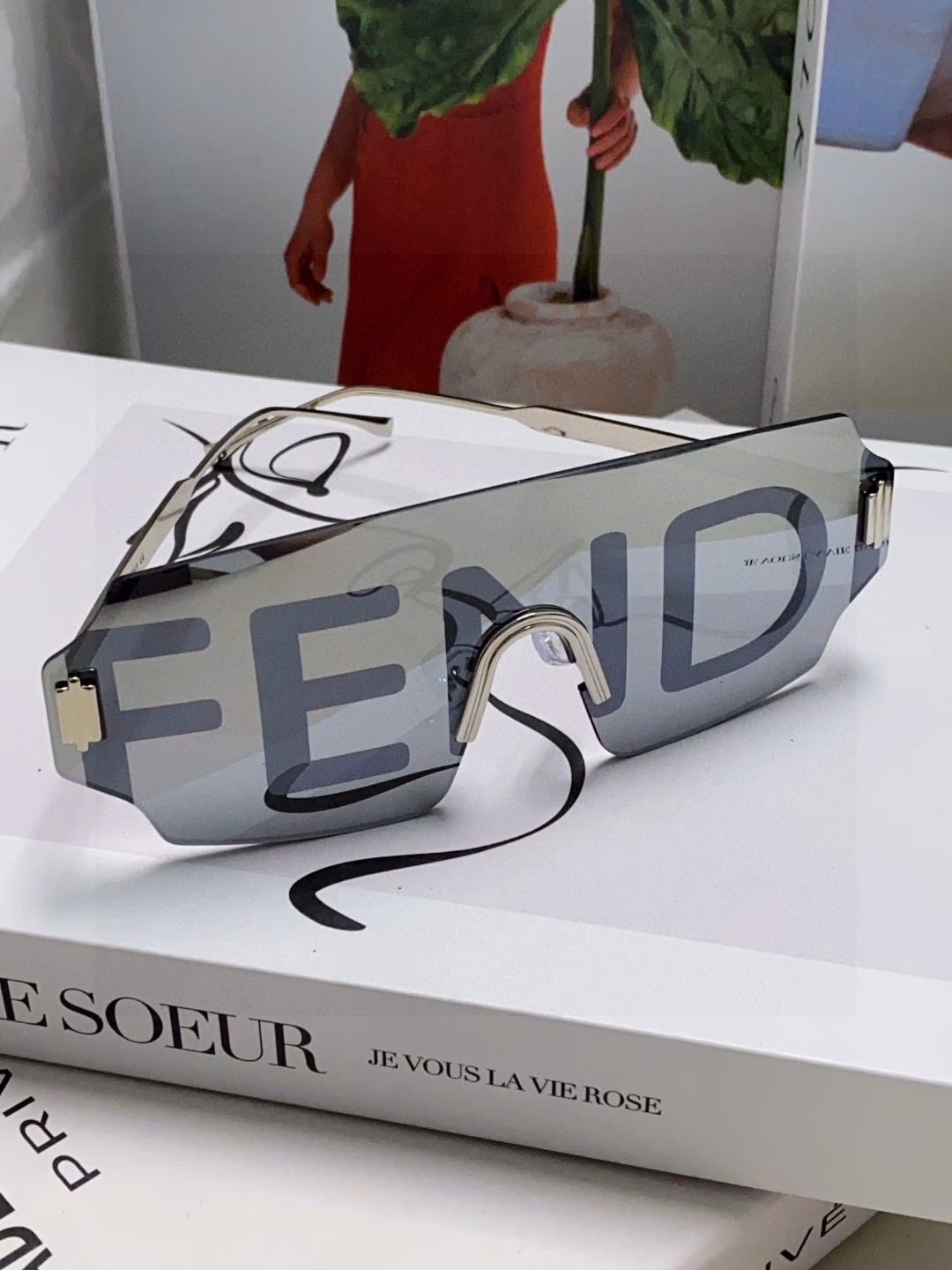 Fendi 2025 new sunglasses for men, fashionable and comfortable mask-style sunshade windshield, integrated frameless ocean lens sunglasses for men and women, personalized large-frame sunglasses, European and American trendy windproof glasses