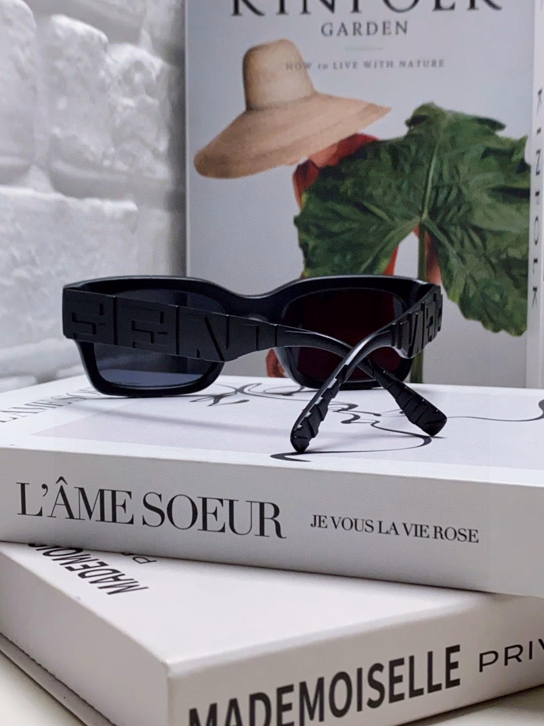 Fendi 2025 new square sunglasses European and American personality hip-hop internet celebrity ins concave and convex letters internet celebrity street shooting sunglasses