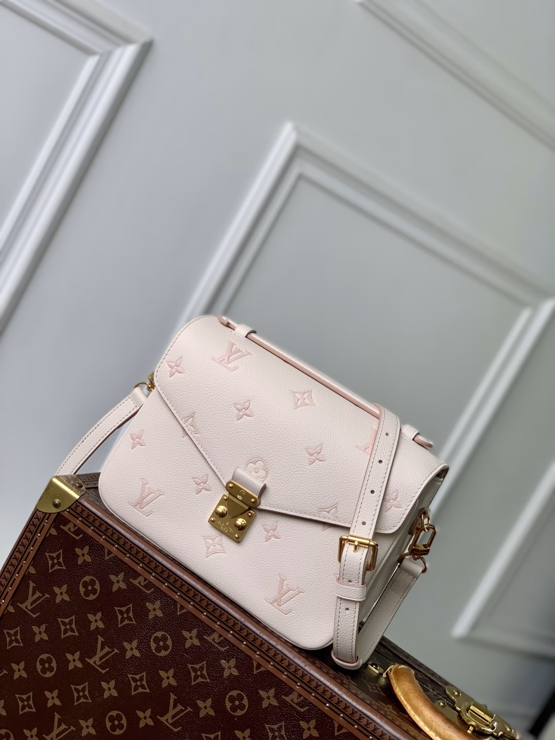 Crafted in Monogram Empreinte leather with a tonal silhouette, this Pochette Métis MM edition is a stylish everyday choice. Decorated with gold-tone metal hardware, including the signature S lock, it opens to reveal an elegant striped lining with three compartments for essentials. It can be carried crossbody, on the shoulder or by hand.