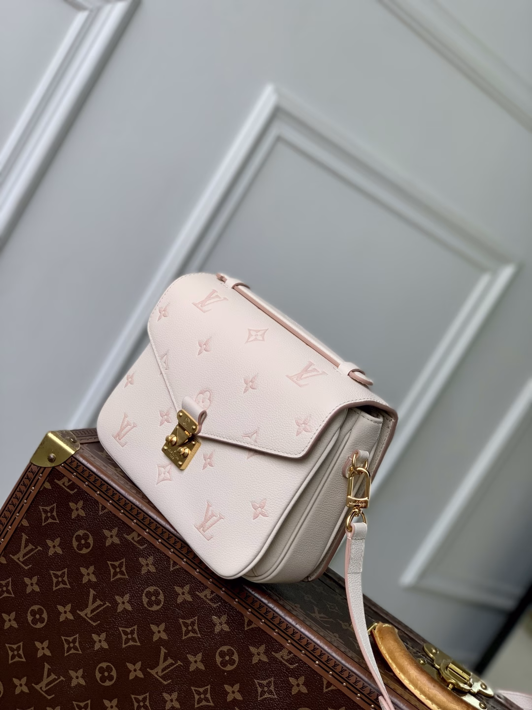 Crafted in Monogram Empreinte leather with a tonal silhouette, this Pochette Métis MM edition is a stylish everyday choice. Decorated with gold-tone metal hardware, including the signature S lock, it opens to reveal an elegant striped lining with three compartments for essentials. It can be carried crossbody, on the shoulder or by hand.