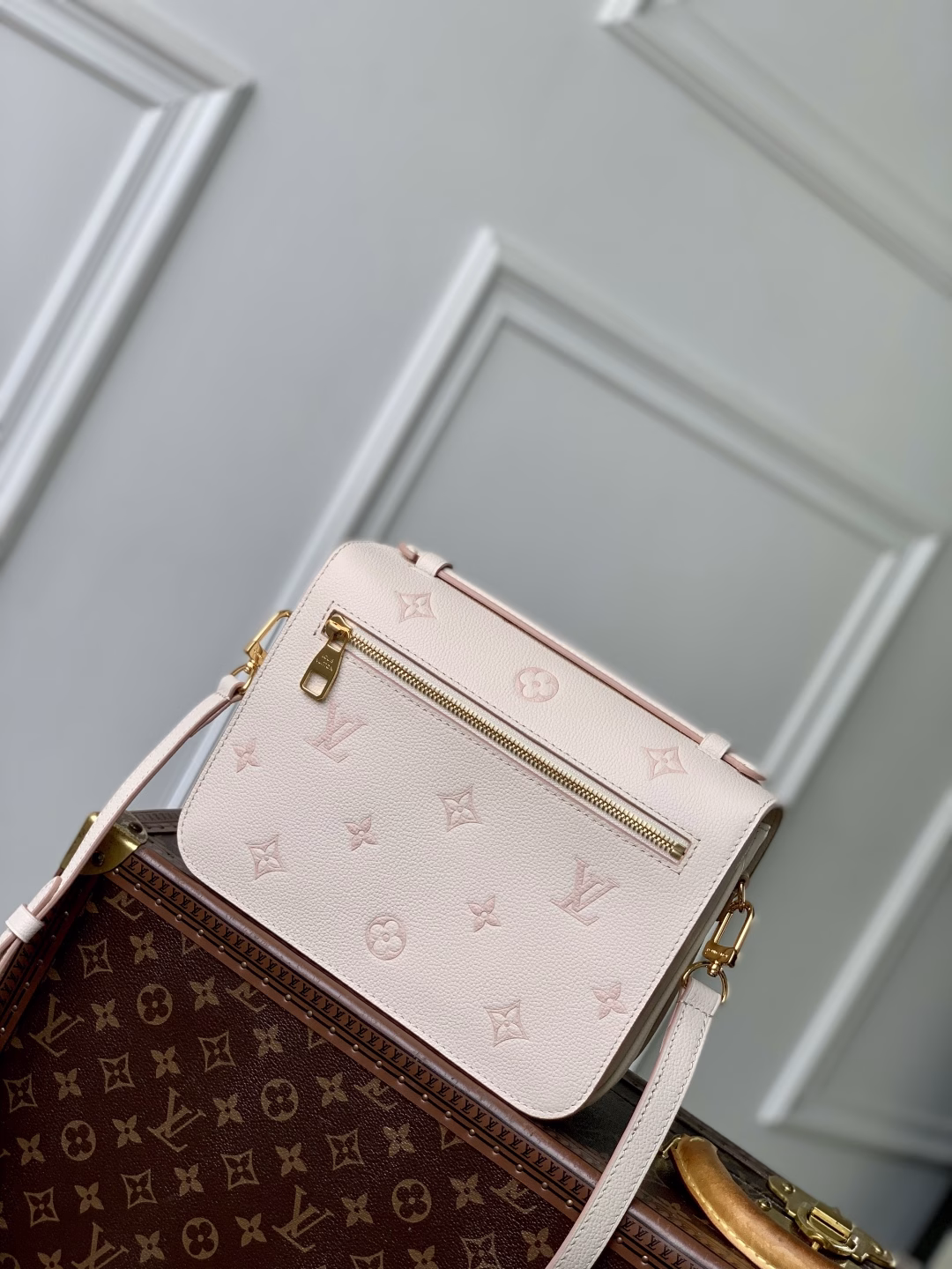 Crafted in Monogram Empreinte leather with a tonal silhouette, this Pochette Métis MM edition is a stylish everyday choice. Decorated with gold-tone metal hardware, including the signature S lock, it opens to reveal an elegant striped lining with three compartments for essentials. It can be carried crossbody, on the shoulder or by hand.